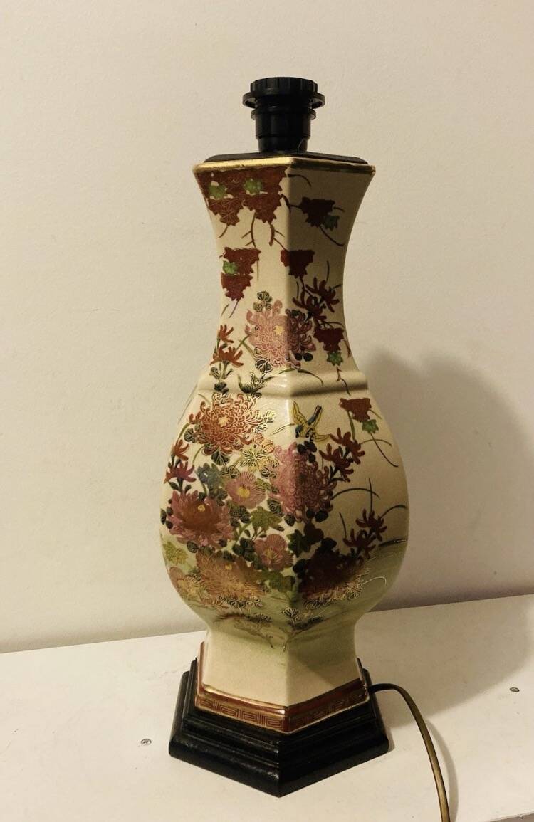 Vintage Asian lamp in ceramic with a wooden base, adjustable lampshade.