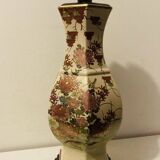 Vintage Asian lamp in ceramic with a wooden base, adjustable lampshade.