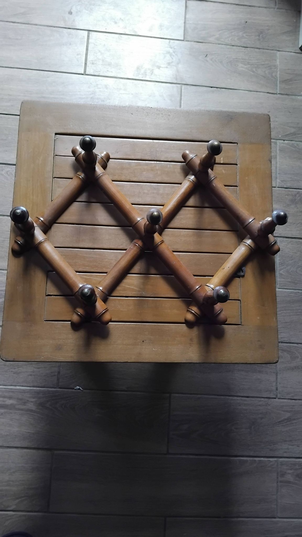 Accordion coat rack in bamboo