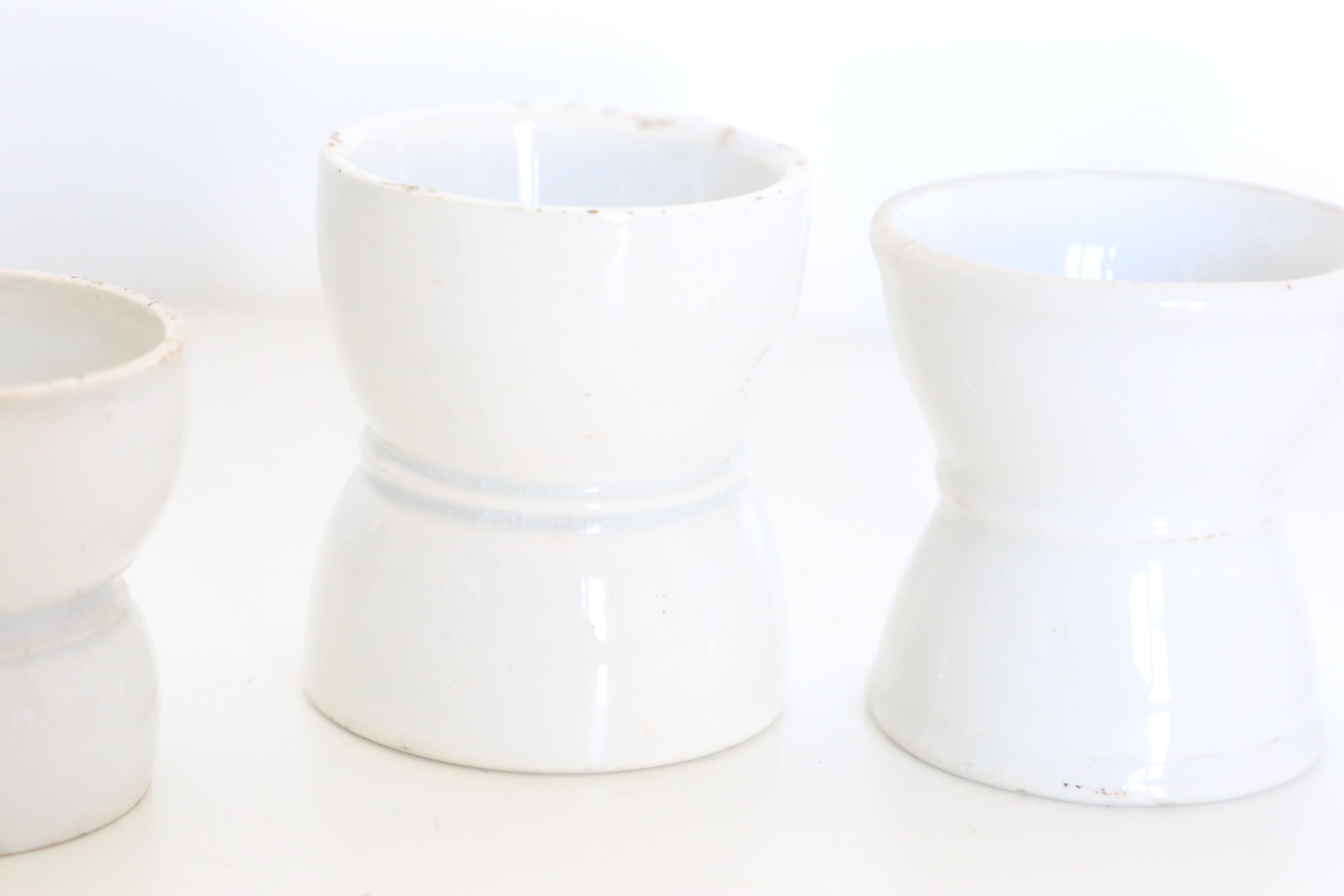 Lot de 4 coquetiers en céramique blanche, vintage