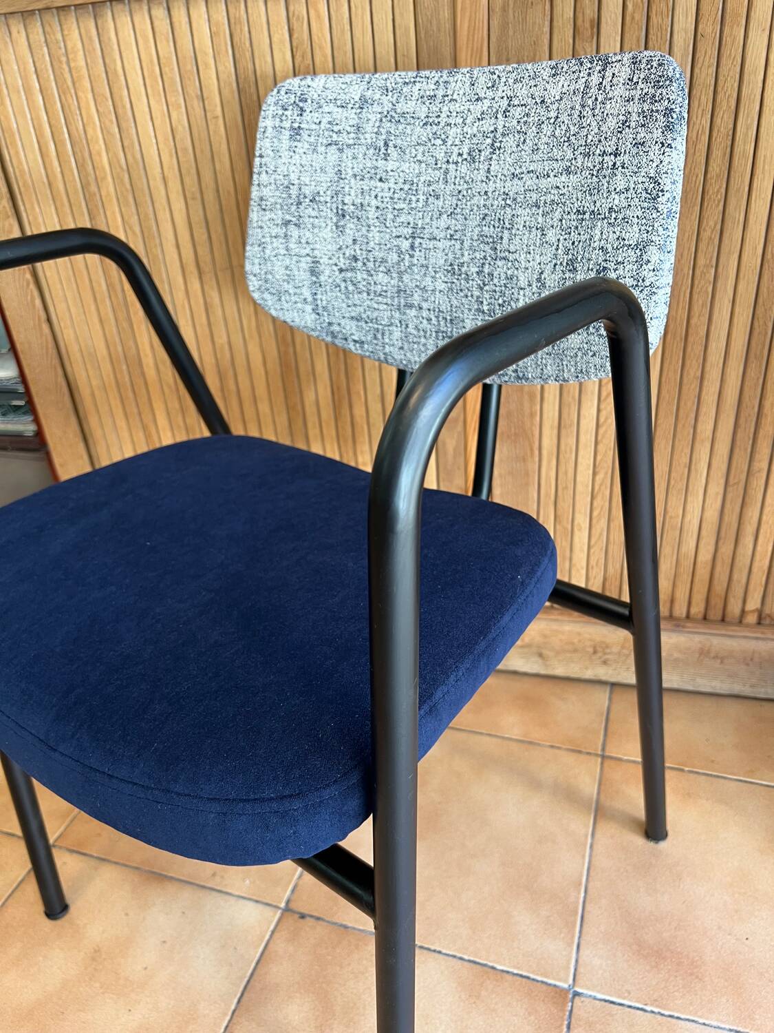 Stella armchair with metal frame