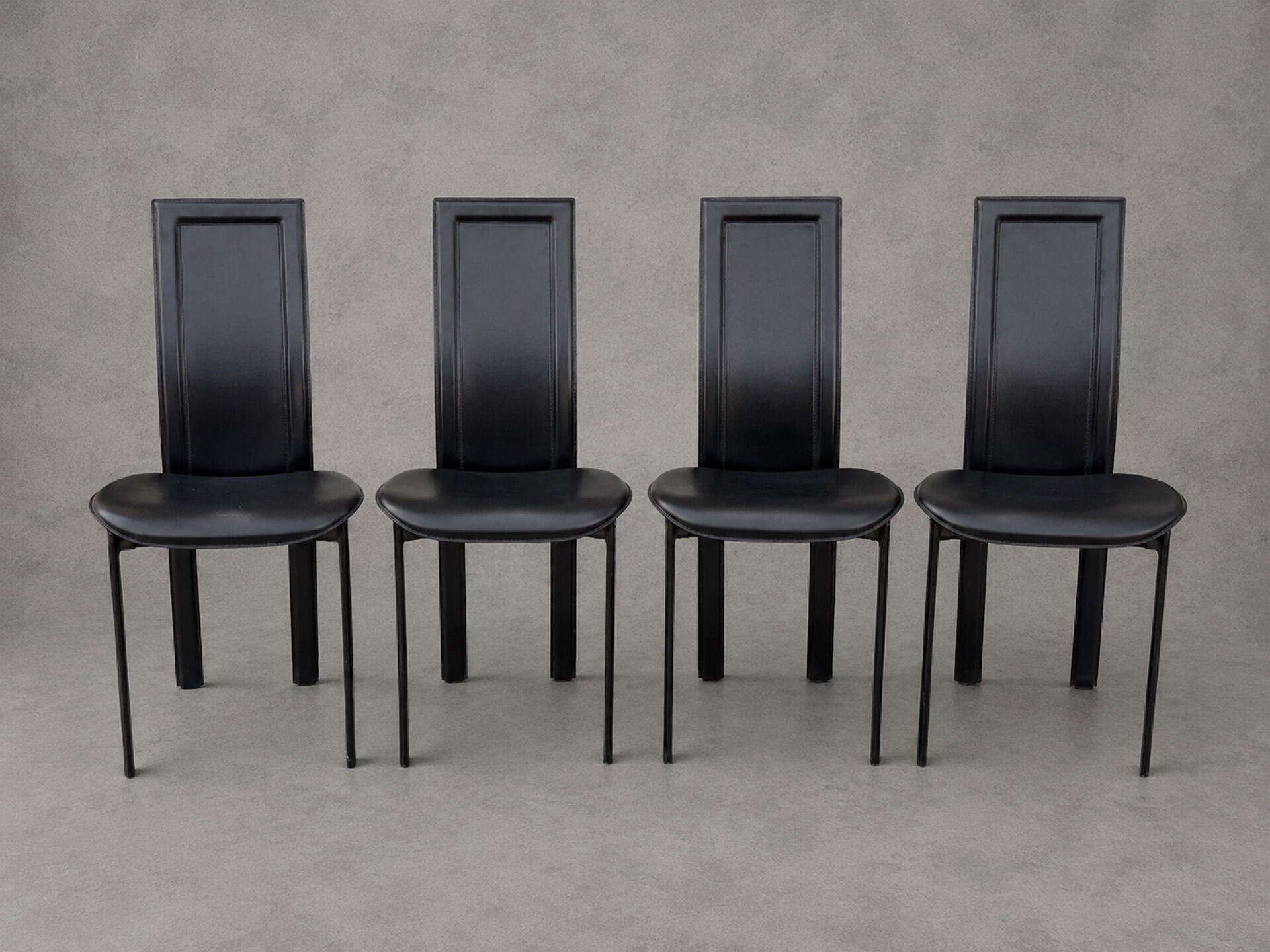 4 black leather chairs – Elegance and design