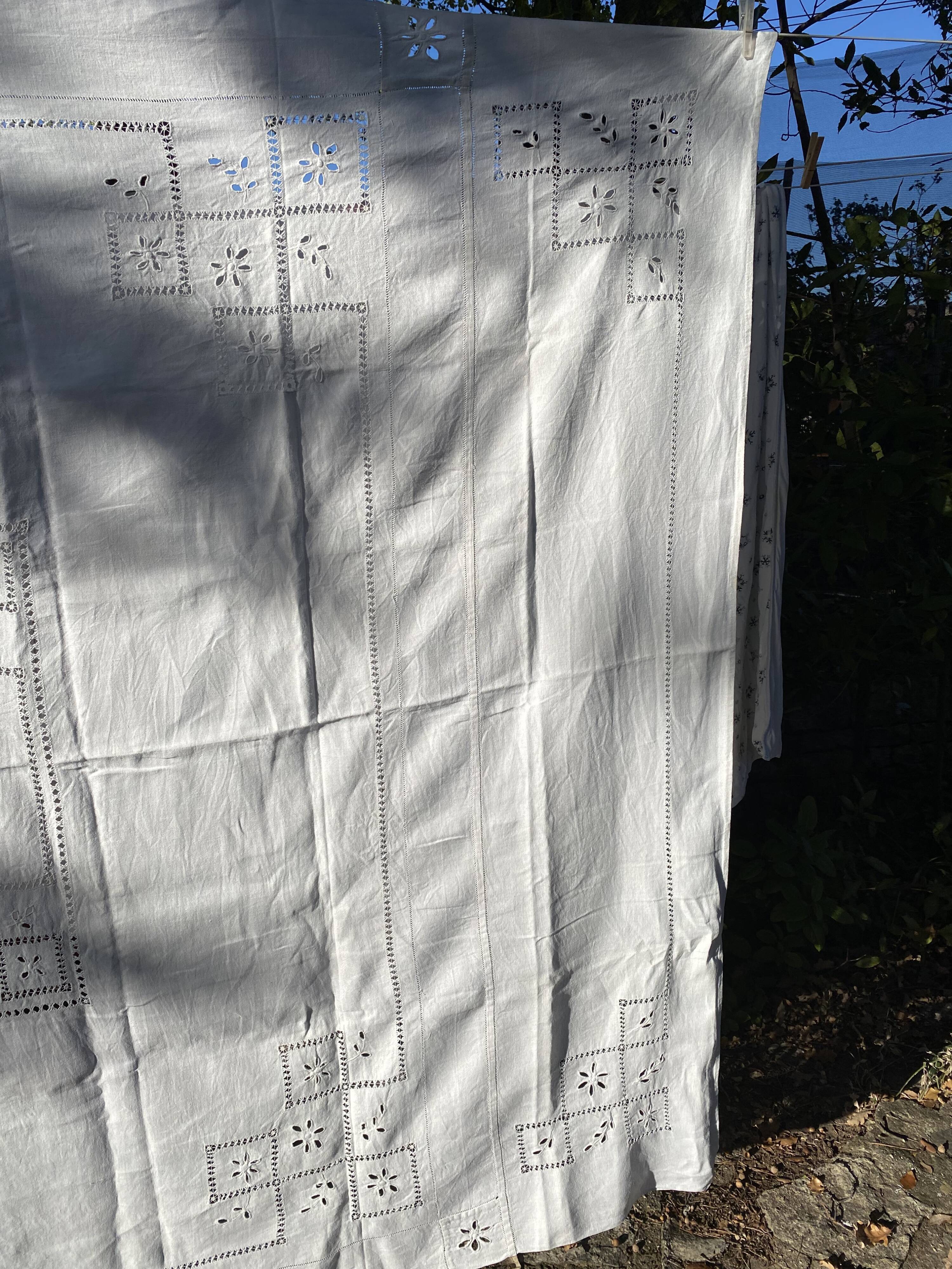 Hand-made linen tablecloth for reception