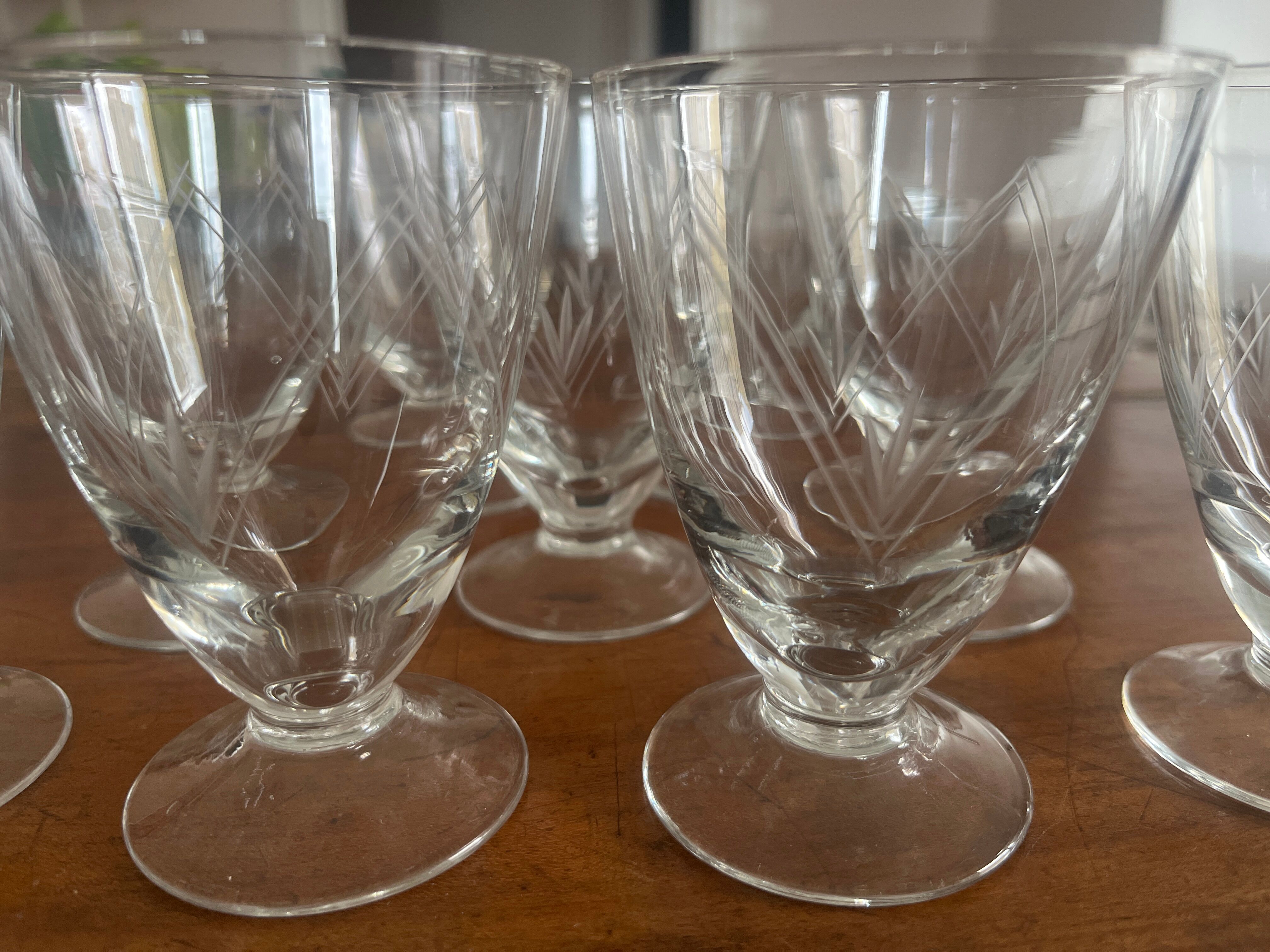 Set of 9 vintage French engraved glasses - 1950s/60s - art of the t