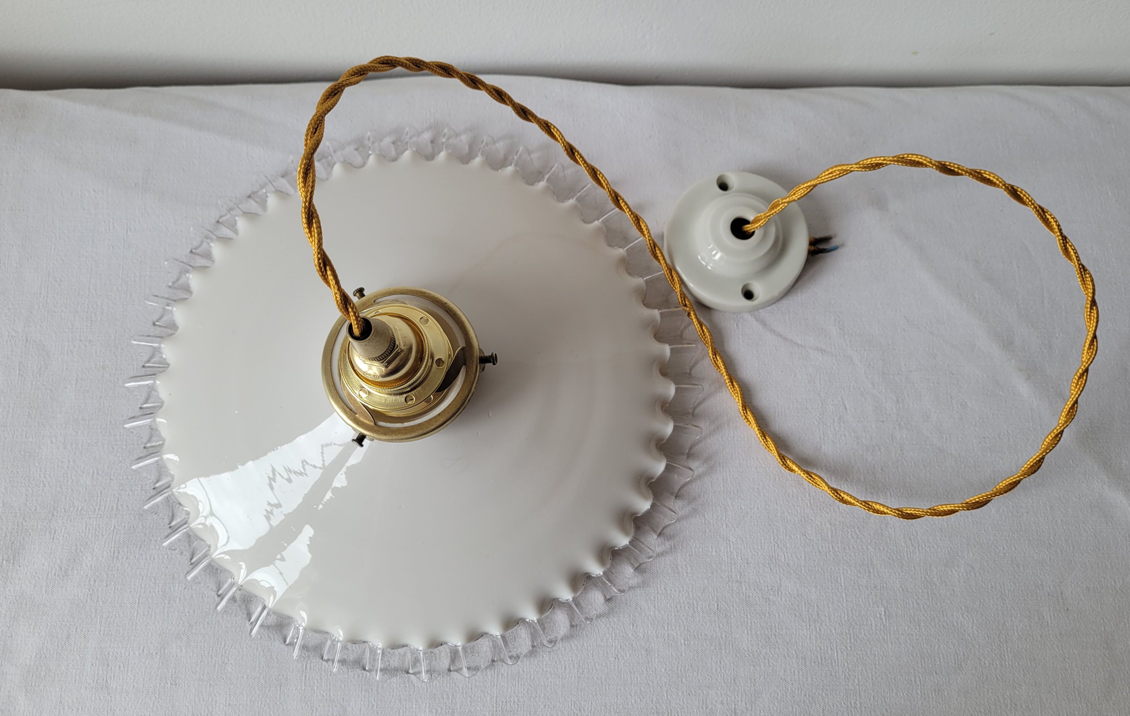 Serrated opaline suspension