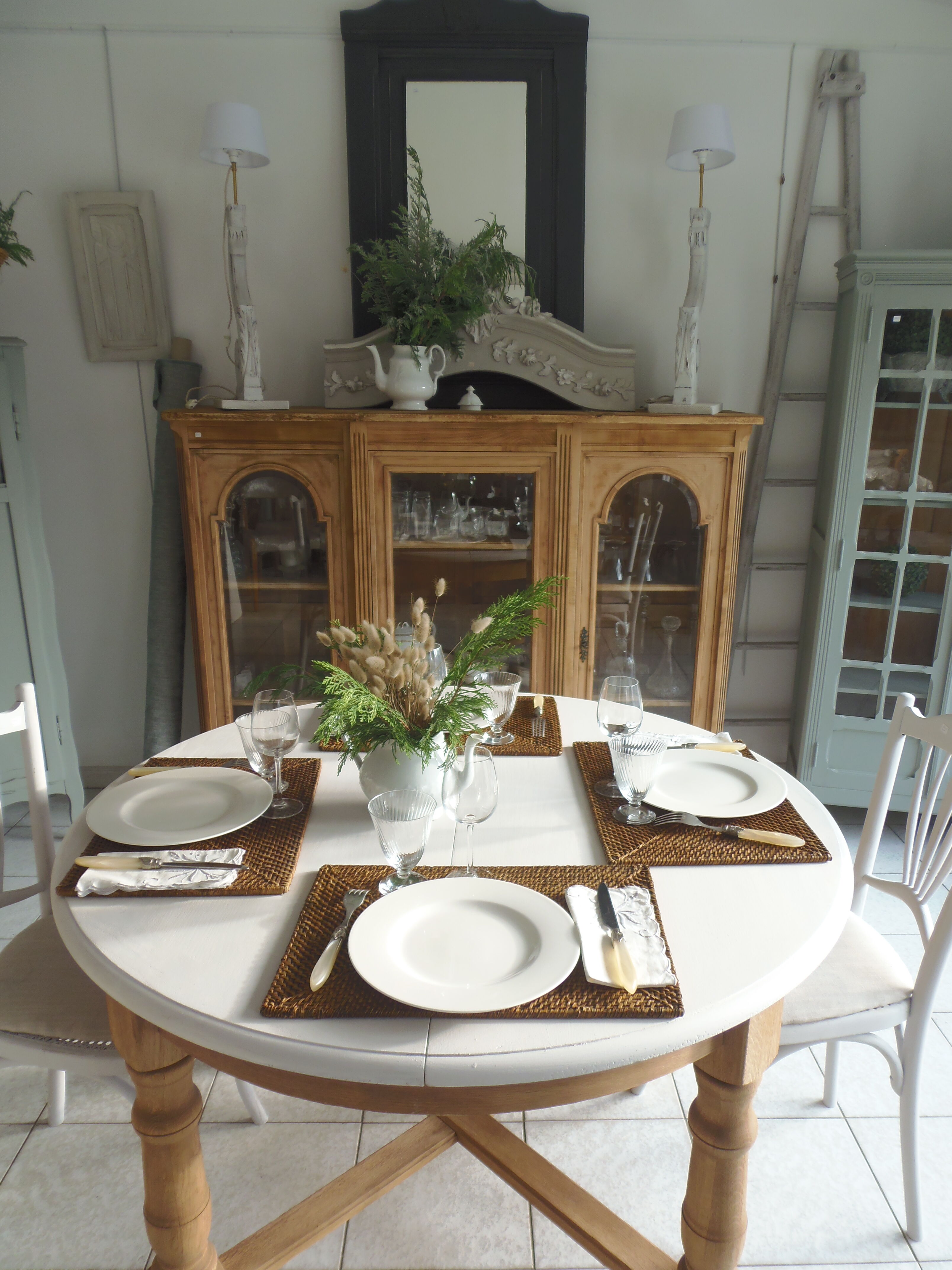 Round table with 1 extension oak base tray and patinated extension pearl gray.