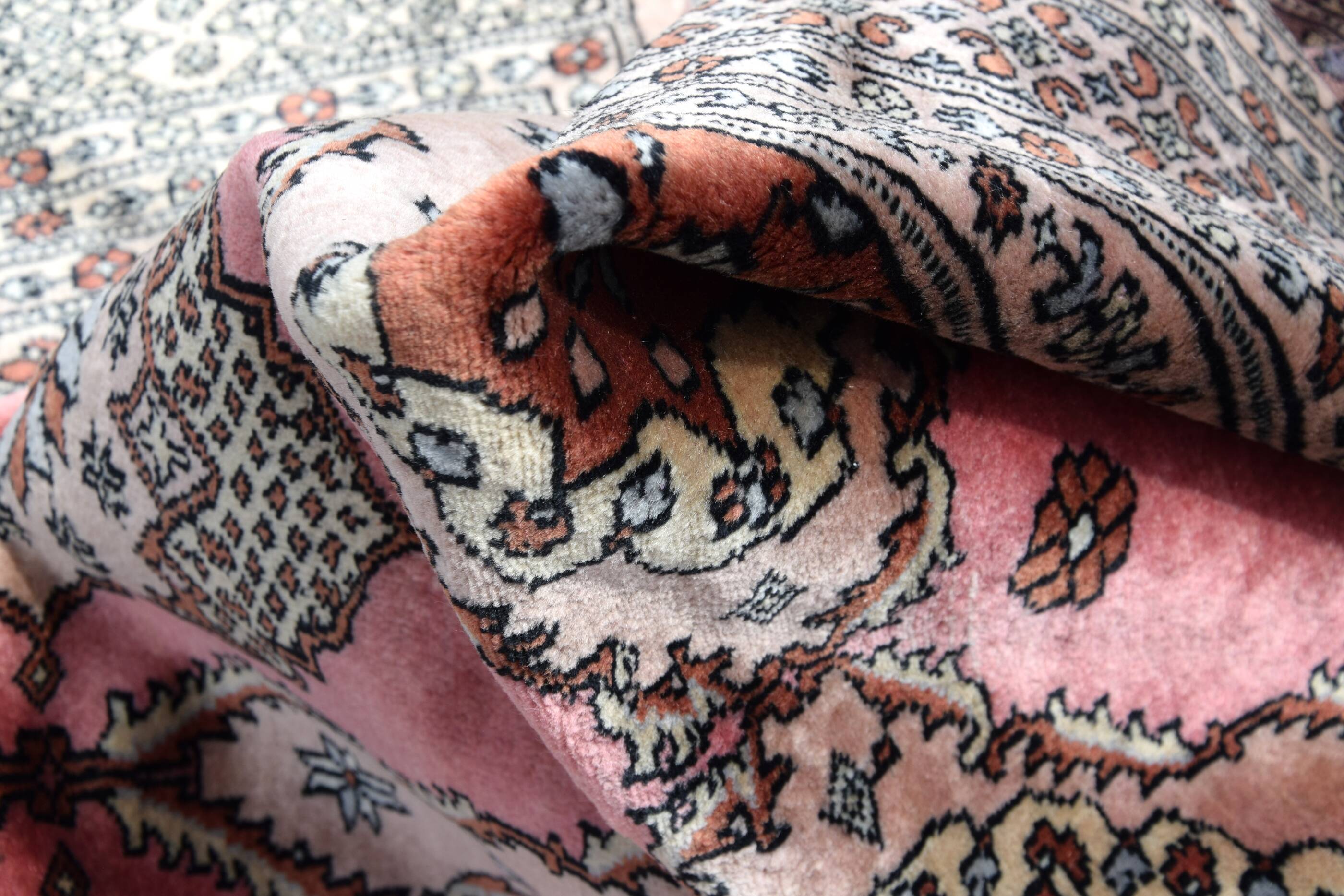 Oriental rug from Pakistan: 1.83 X 2.75 meters. Handmade