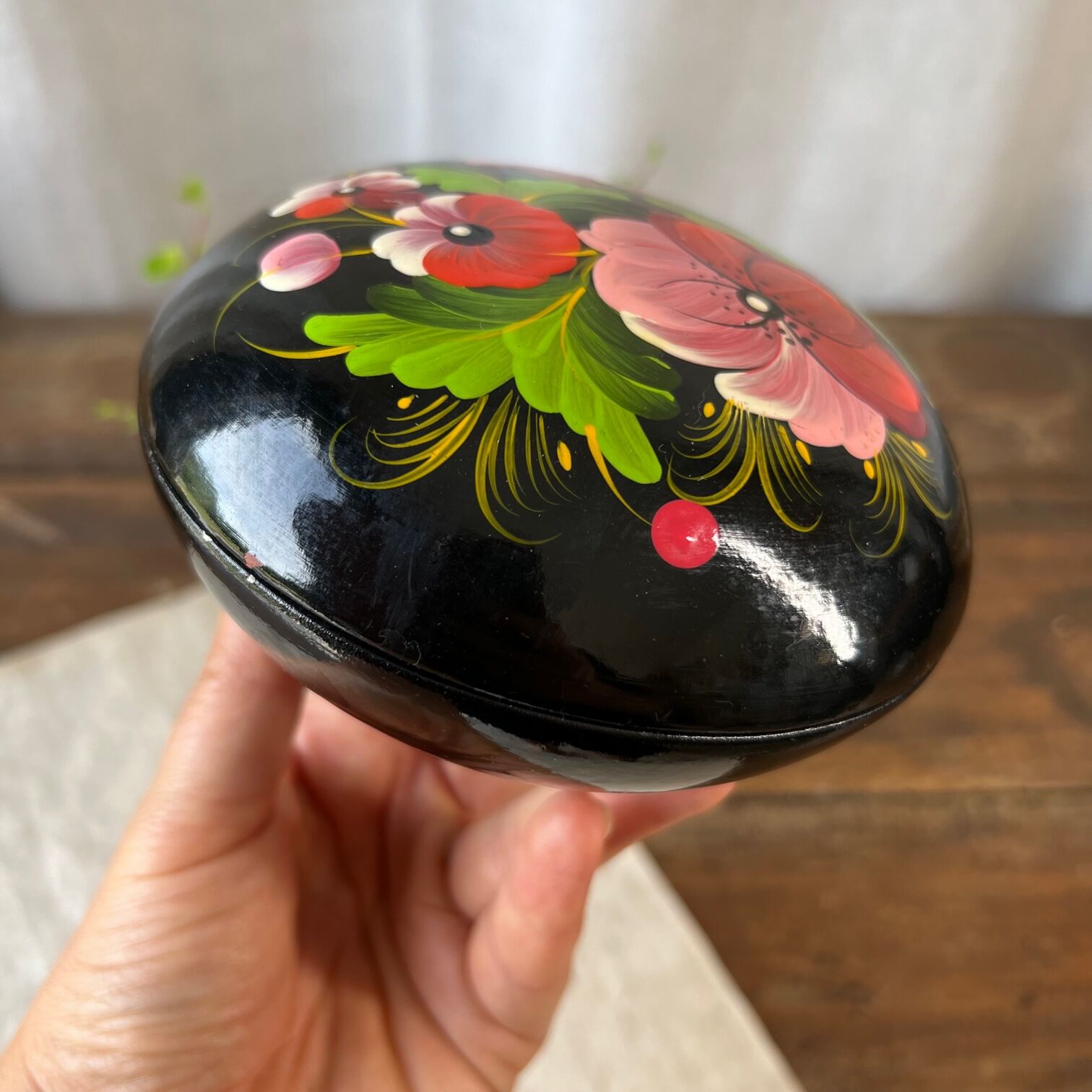 Round box - hand painting