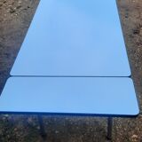 Table en formica bleu