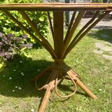 Round garden table