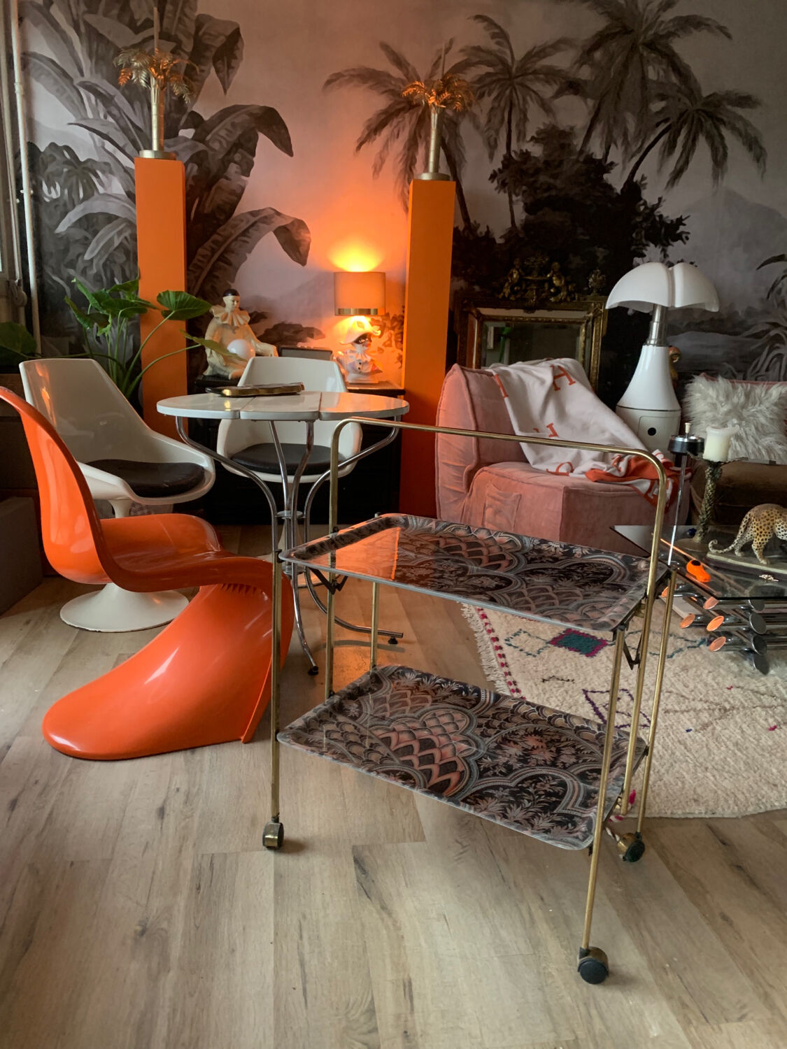 Folding service with wheels