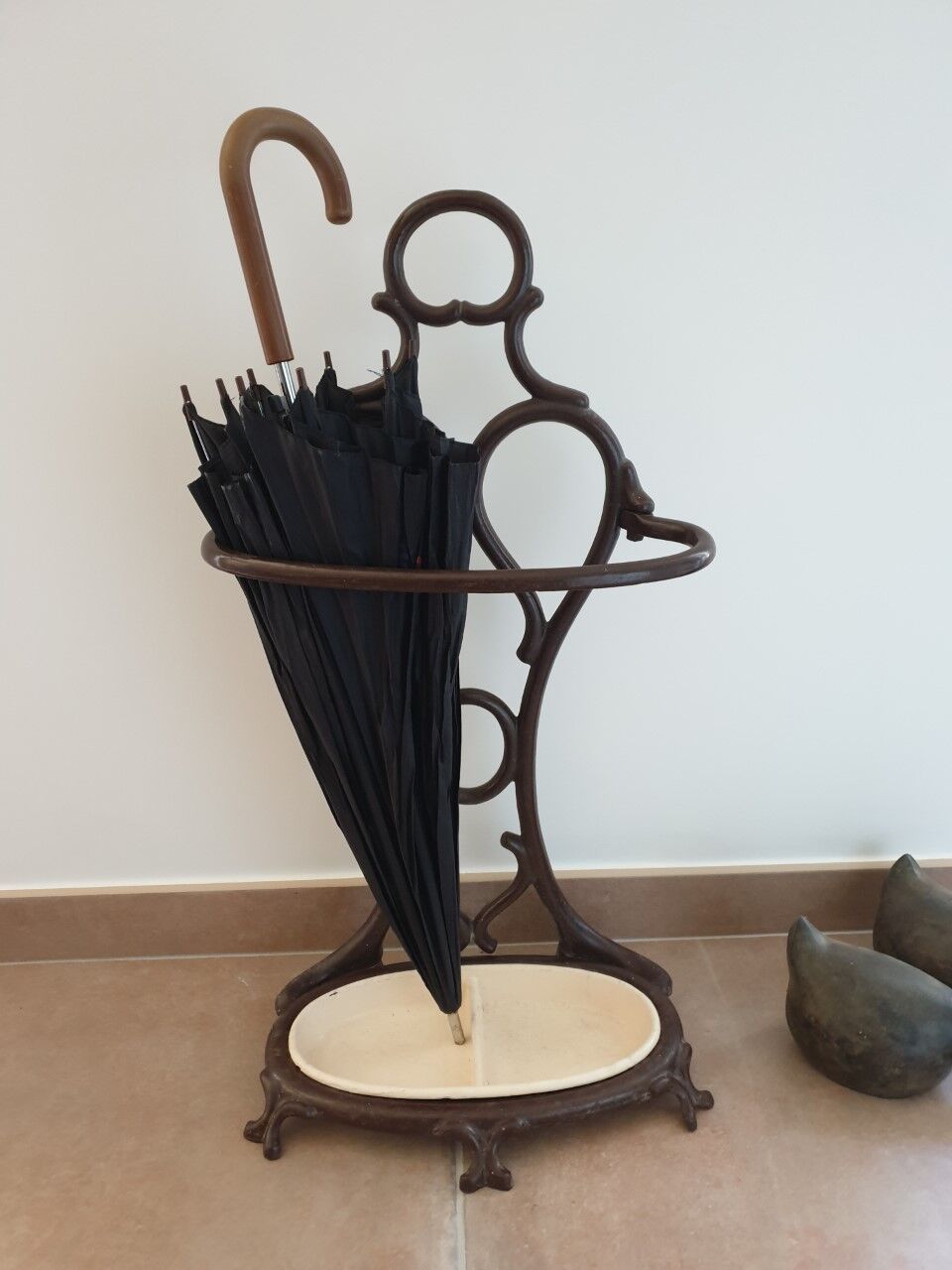 Cast iron umbrella holder