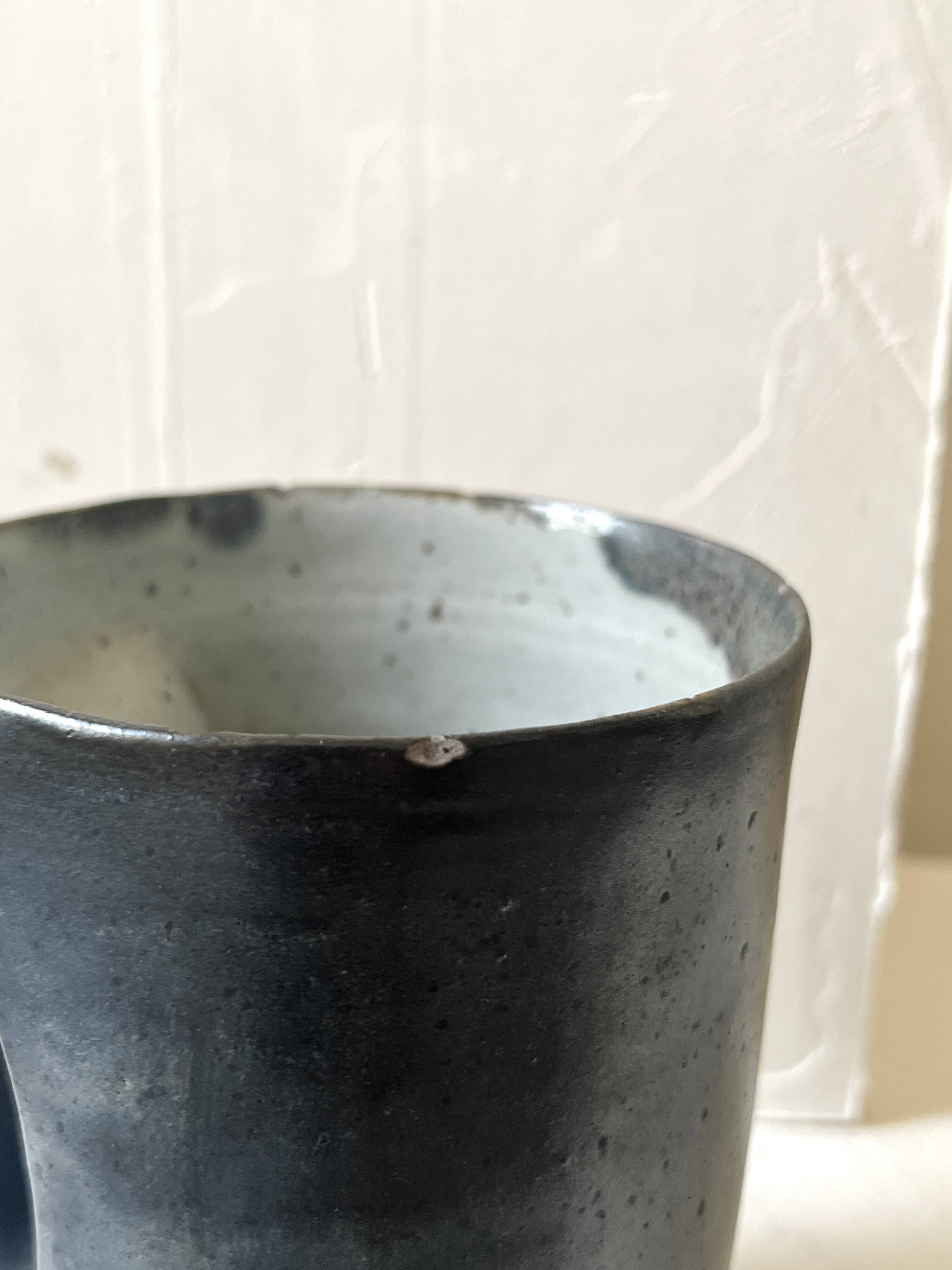 Vase design et sculptural en gres noir bleuté, Goron Vivien