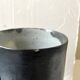 Vase design et sculptural en gres noir bleuté, Goron Vivien