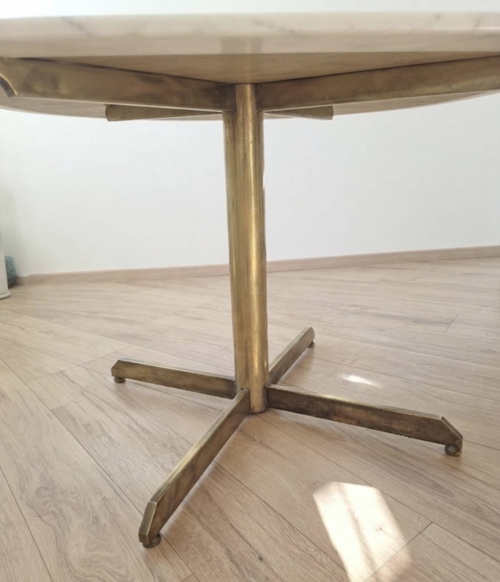 Marble table 120 cm in diameter from 1980.