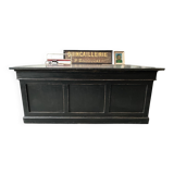 Ilot de magasin recouvert d’une pierre bleue