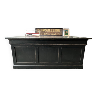 Ilot de magasin recouvert d’une pierre bleue