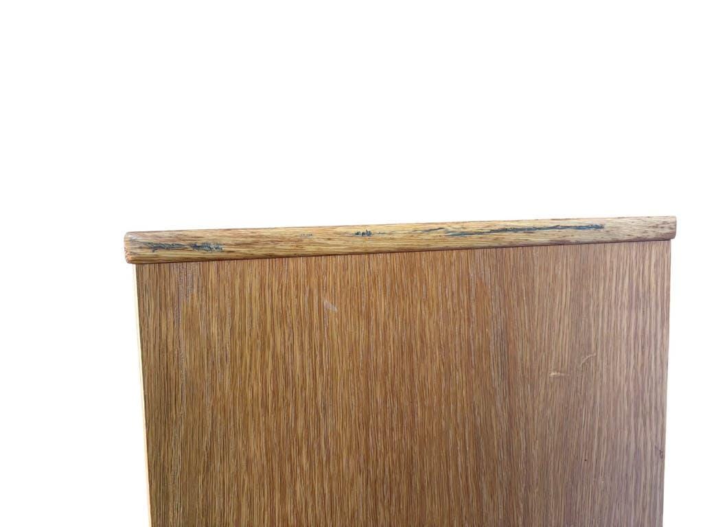 Classeur, armoire à rideaux roulant vintage en bois sur pieds chromés