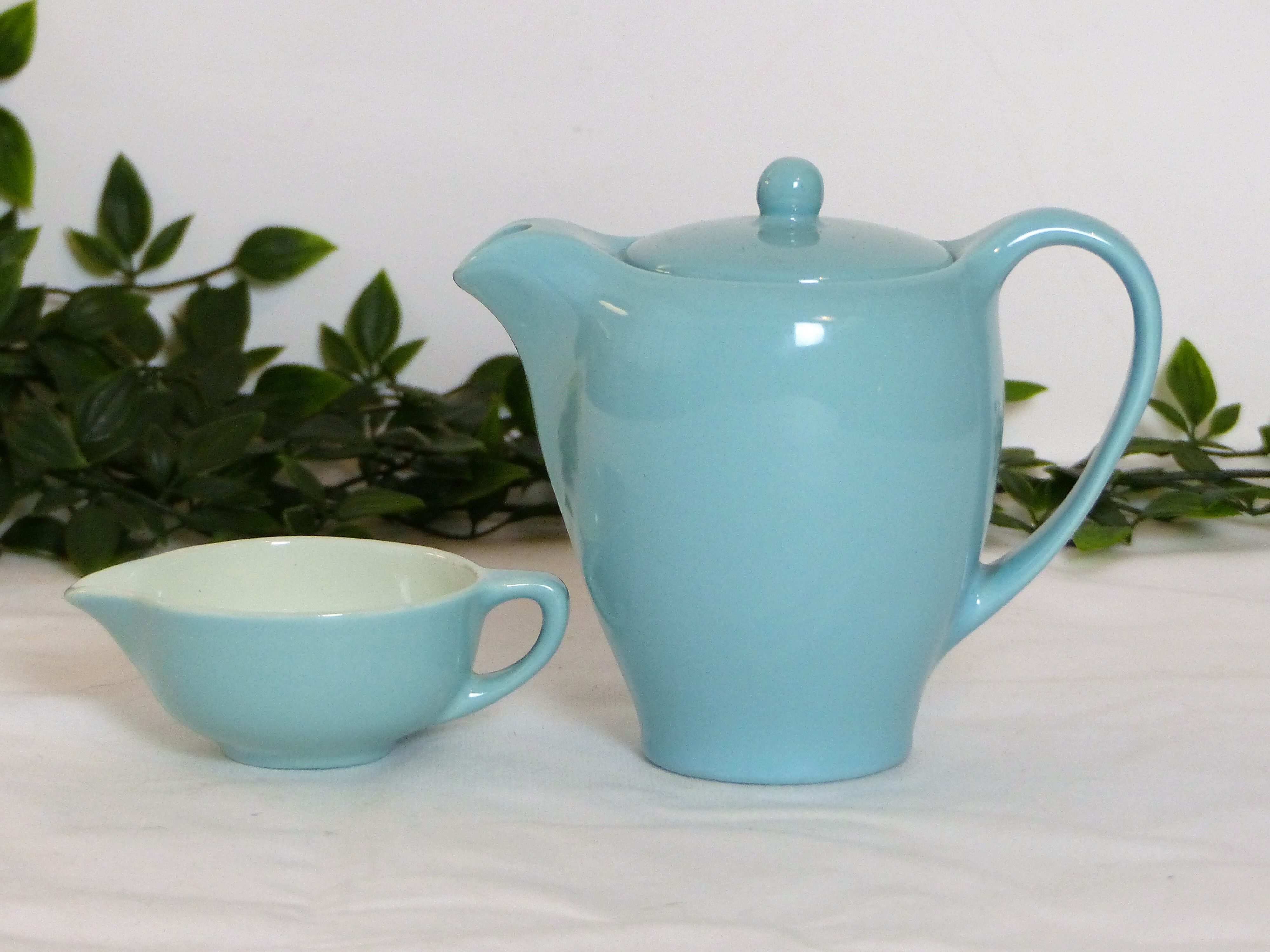 Teapot and its milk pot