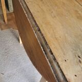 Table ronde à œillets