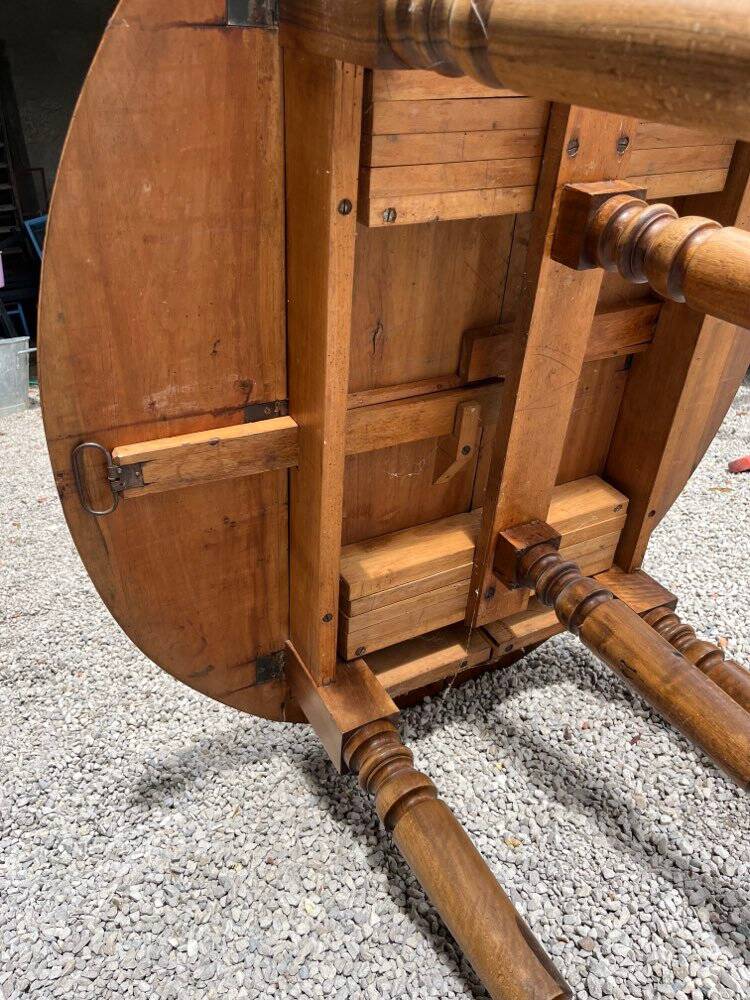 Coffee table with drop-leaves