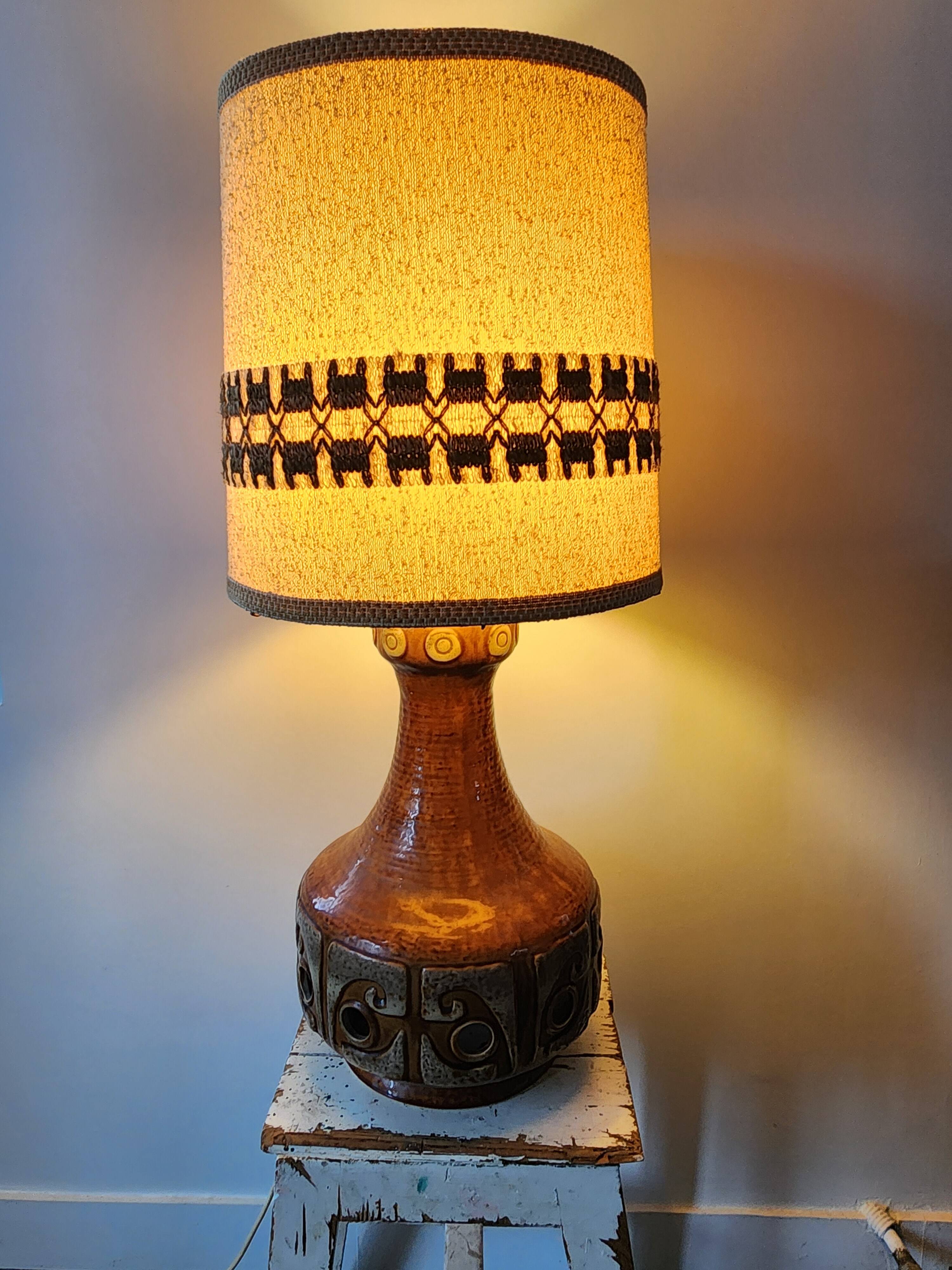 Vintage ceramic lamp with double lighting.