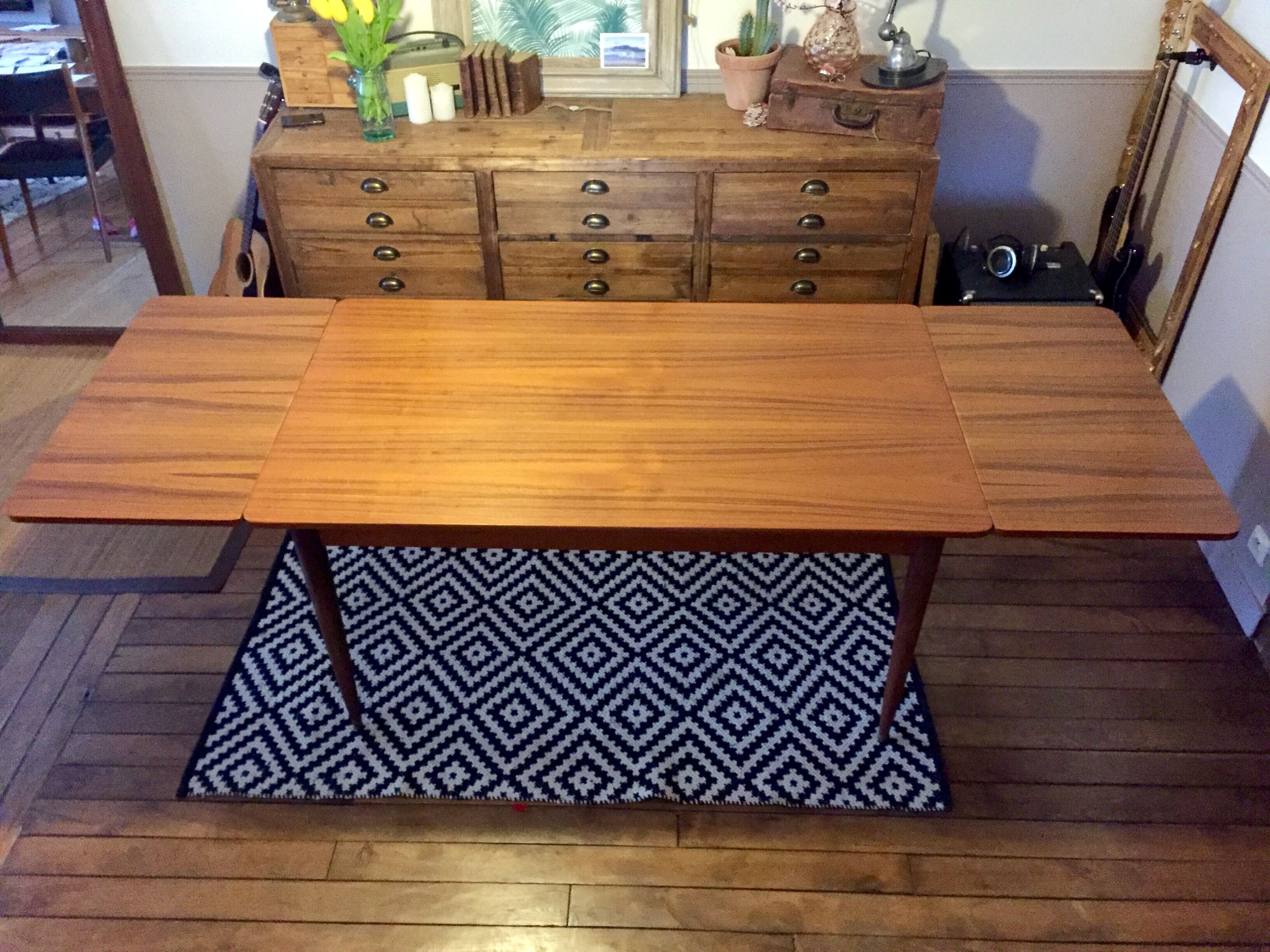 Extendable Scandinavian table