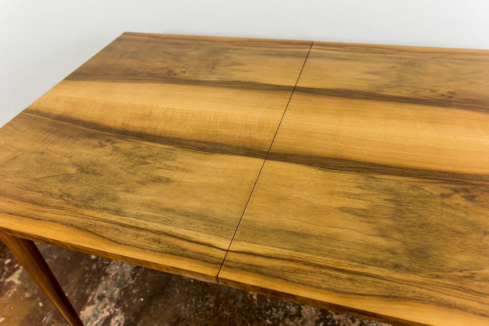 Table à manger extensible de style mid-century en noyer, années 1960