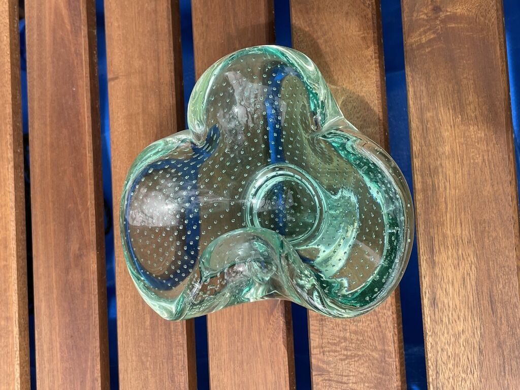 Empty bubbled glass pocket