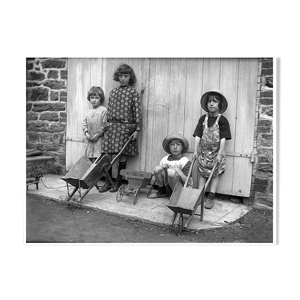 Quatre enfants avec des brouettes