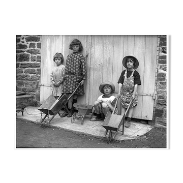 Quatre enfants avec des brouettes