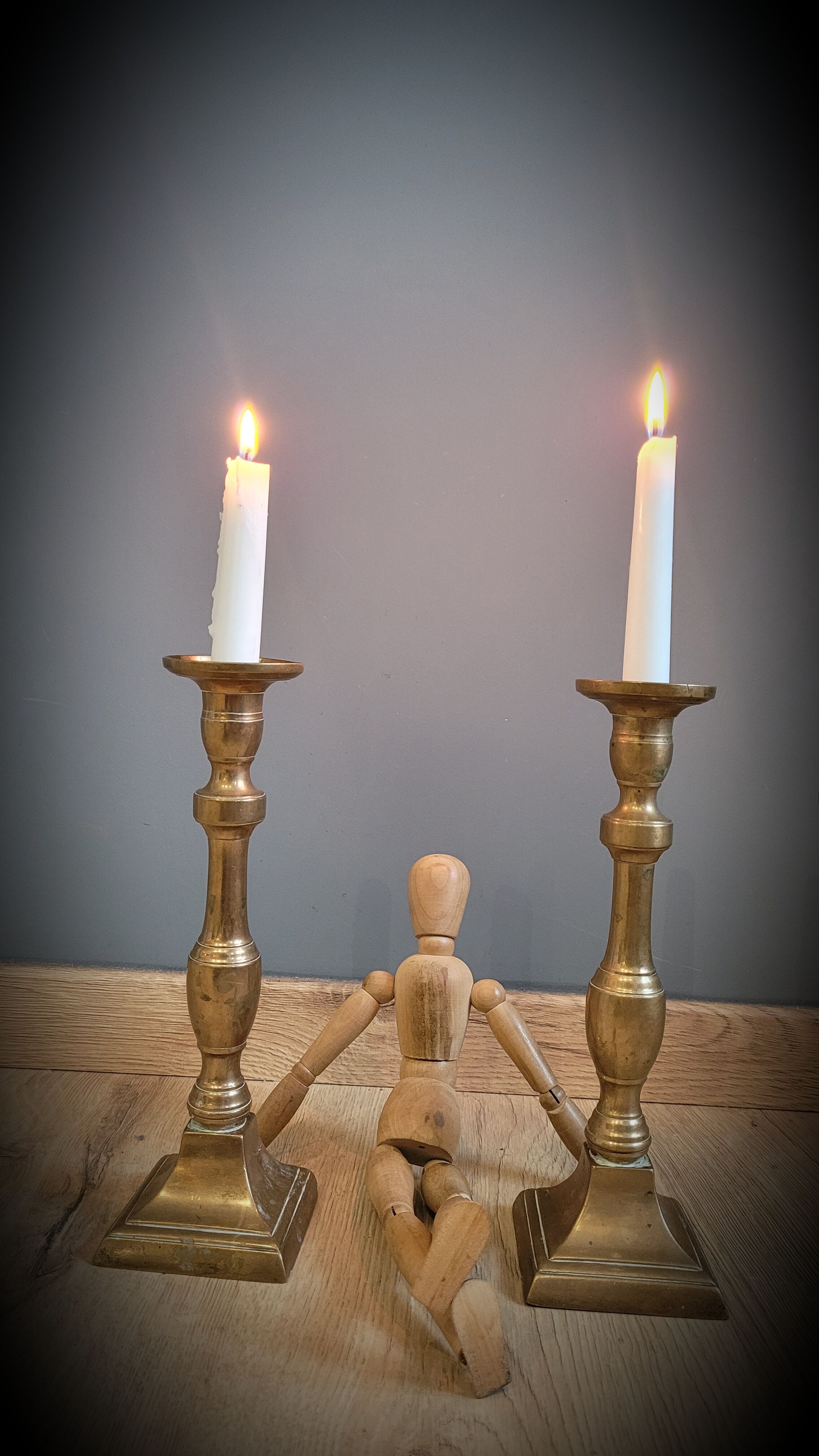Duo of brass candlesticks 60