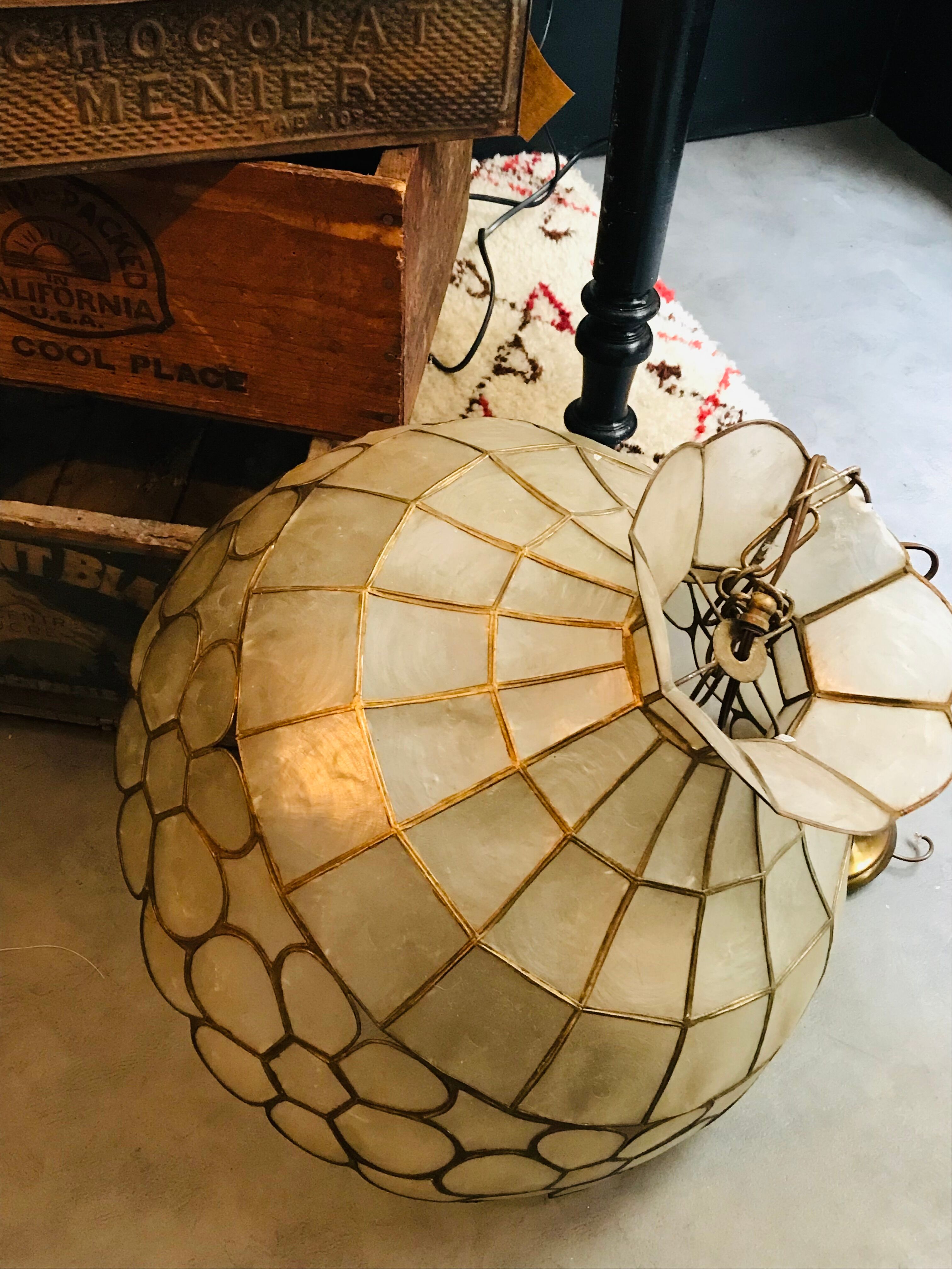 Mother-of-pearl chandelier and brass shape flower 70s