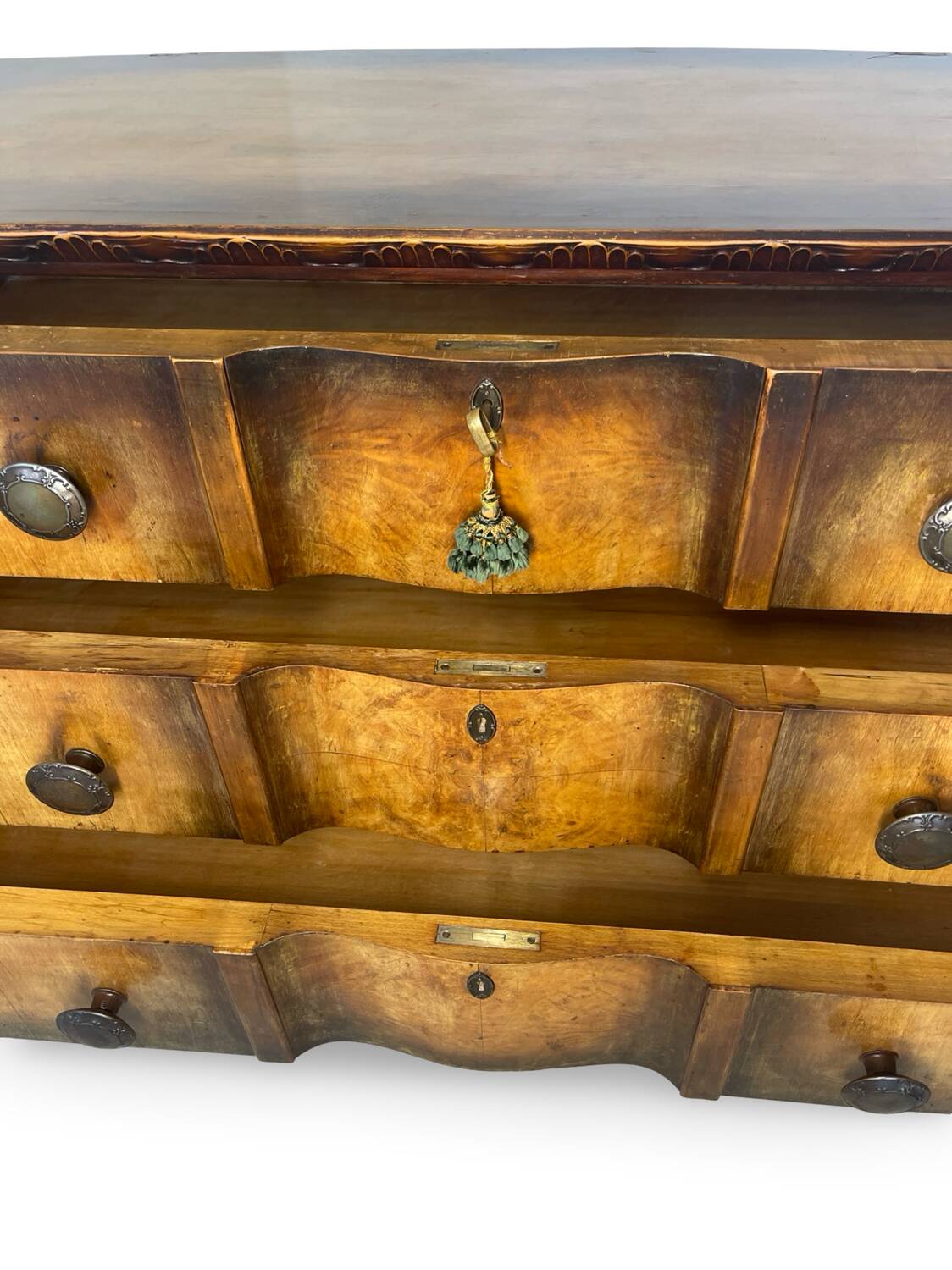 Commode italienne en placage et bois massif de noyer, années 1940-1950