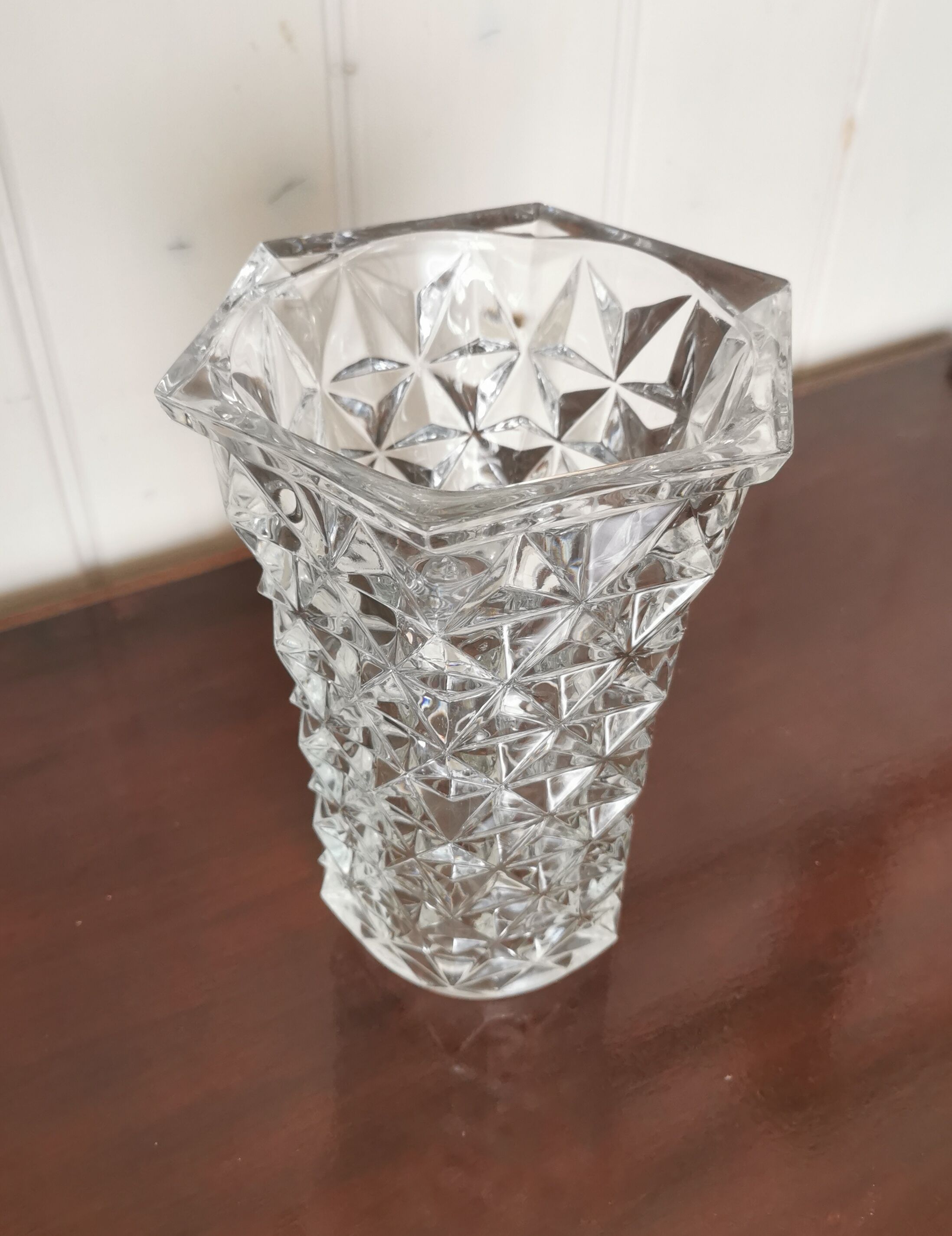Chiseled glass vase pattern radiance