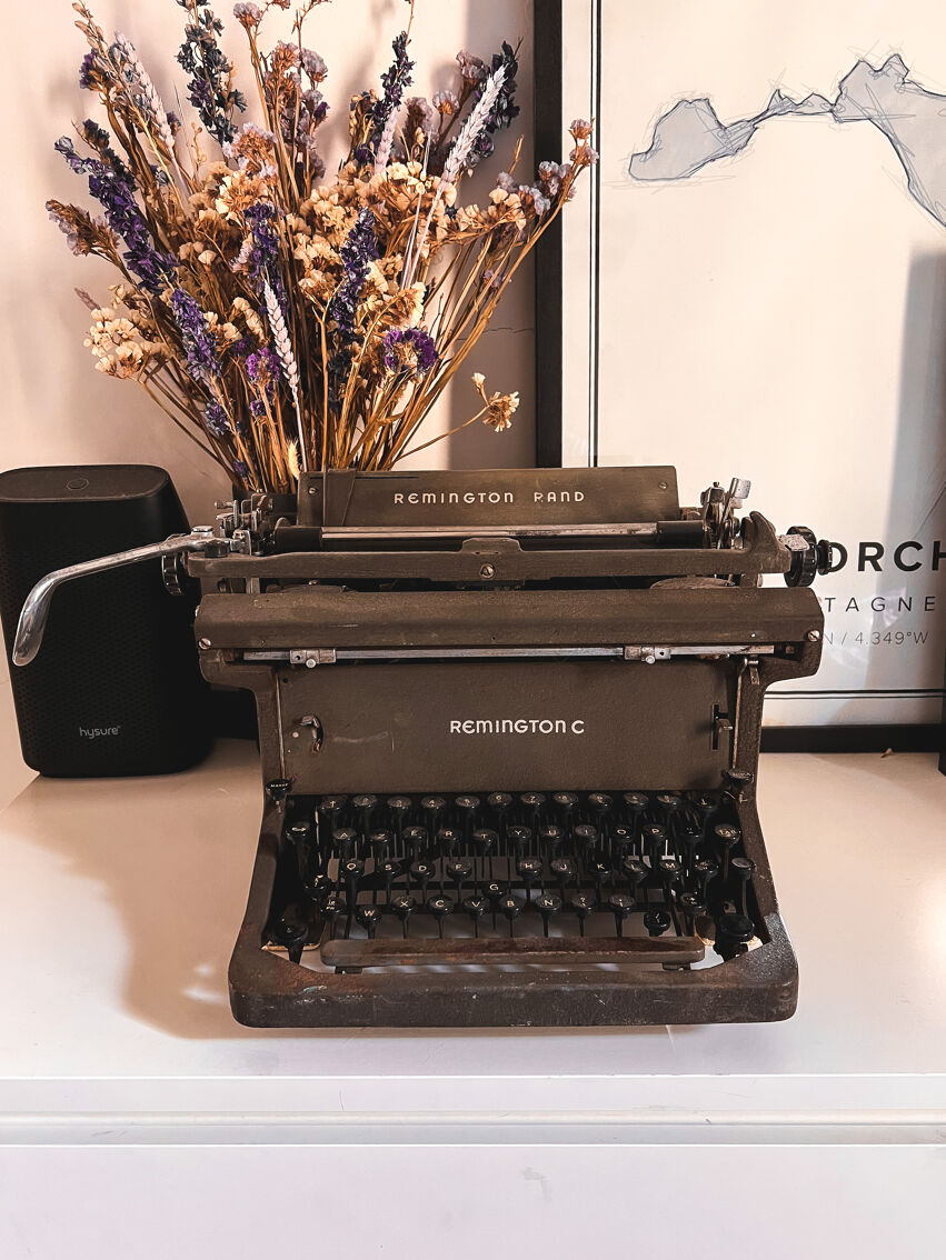 Machine à écrire Remington portative datant des années 50