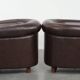 Ensemble de deux fauteuils club ronds en cuir de vachette de style anglais.