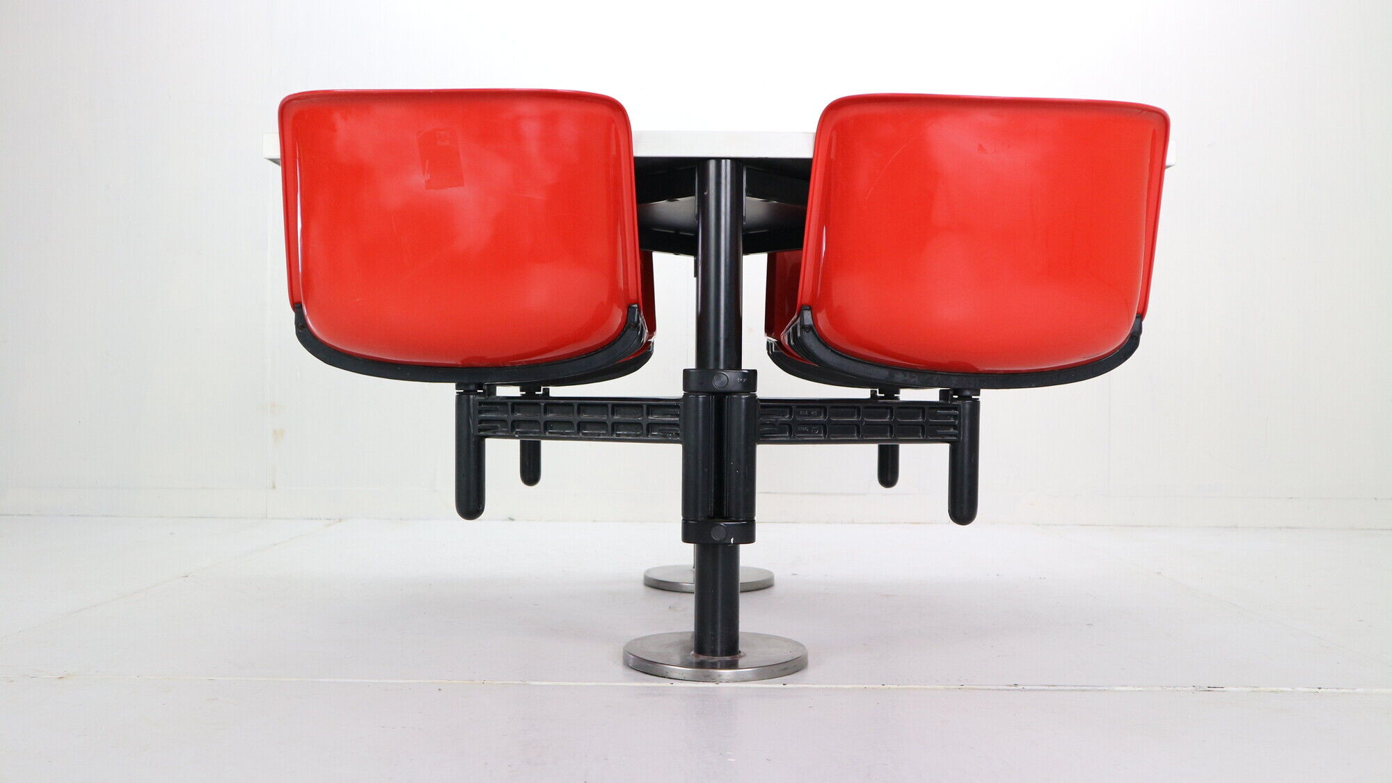 Osvaldo Borsani contemporary table and 4 build in chairs for Tecno, 1970s
