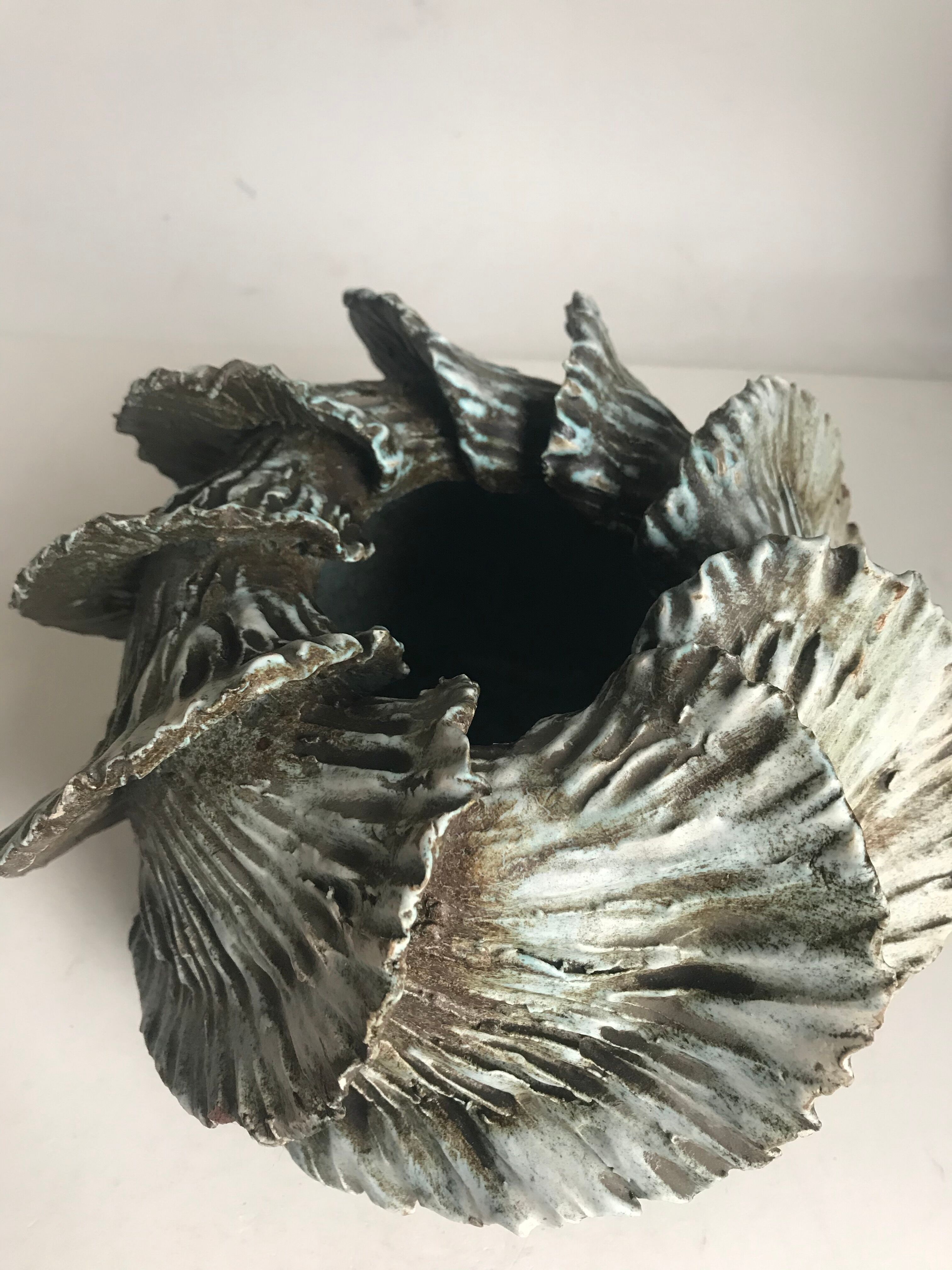 Ceramic vase deceives the eye of Jova kale