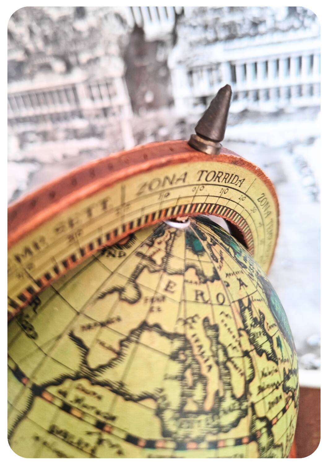 Globe terrestre en bois vintage