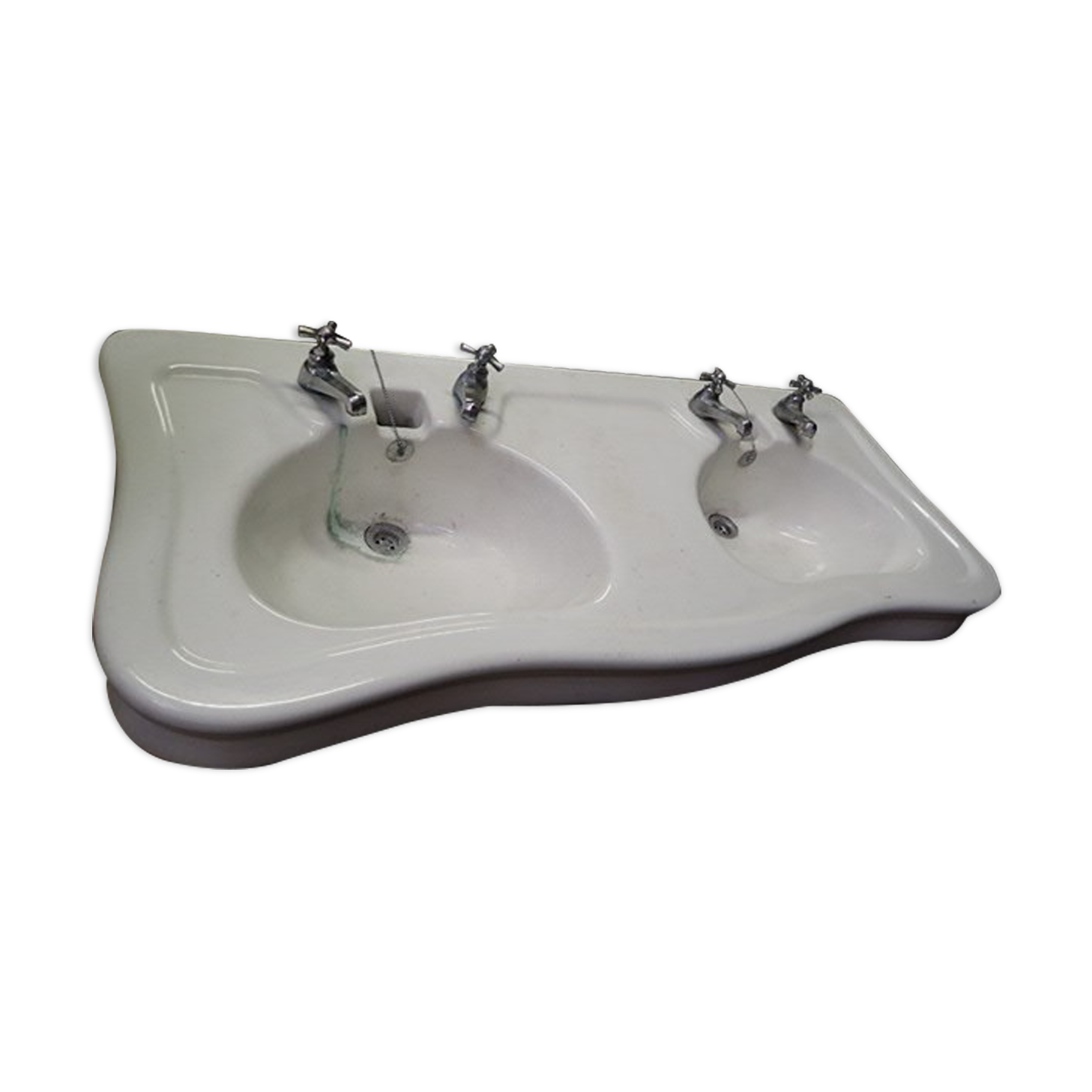 Double sink on spindle feet