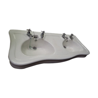 Double sink on spindle feet