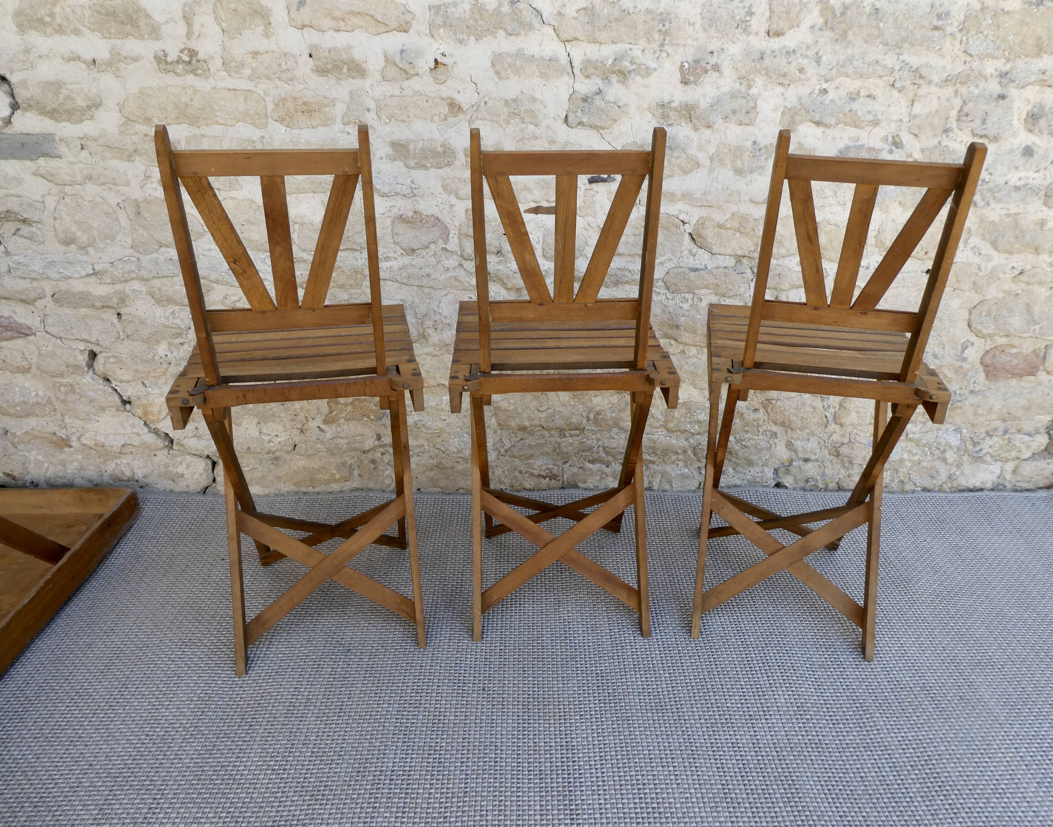 Table and its 3 folding wooden chairs for children, 50s, compactable