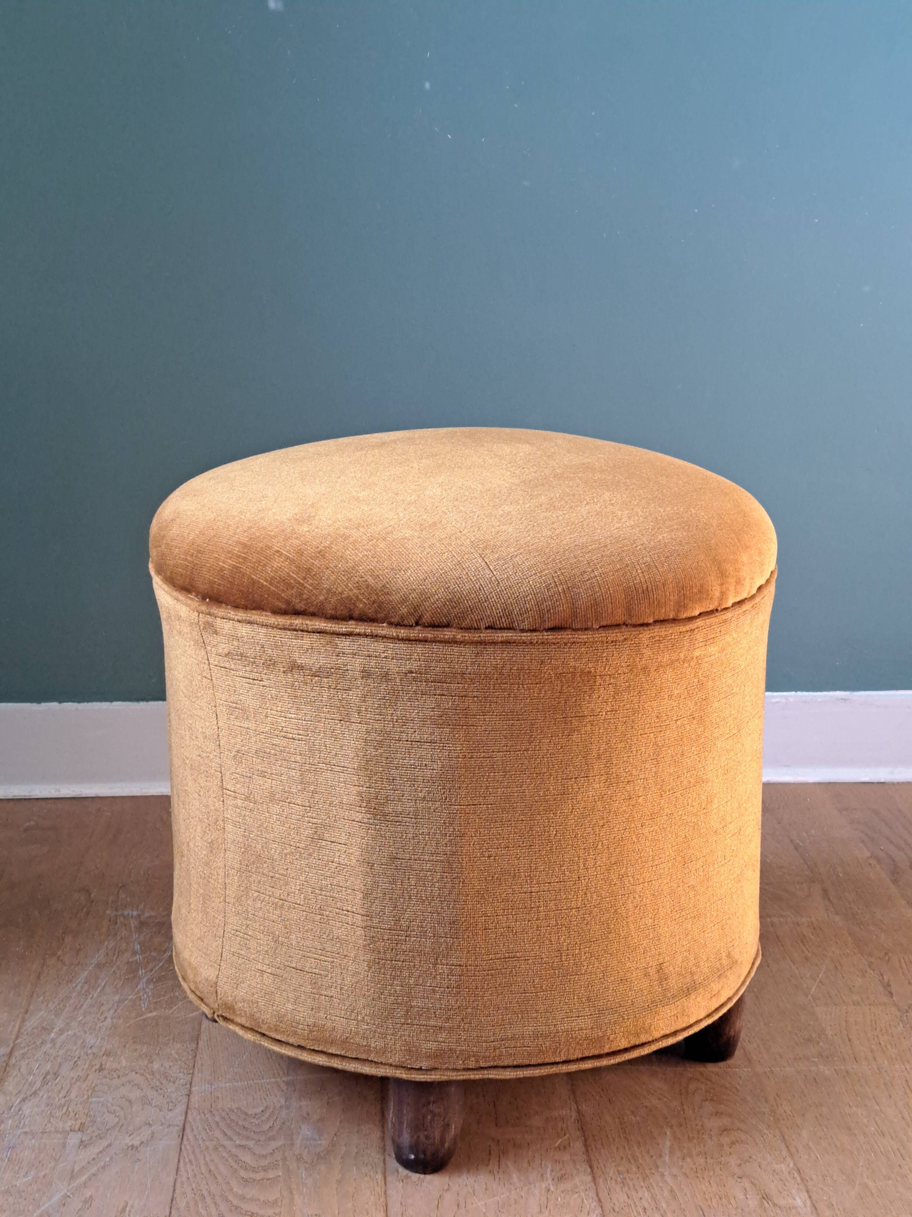 Golden velvet pouf