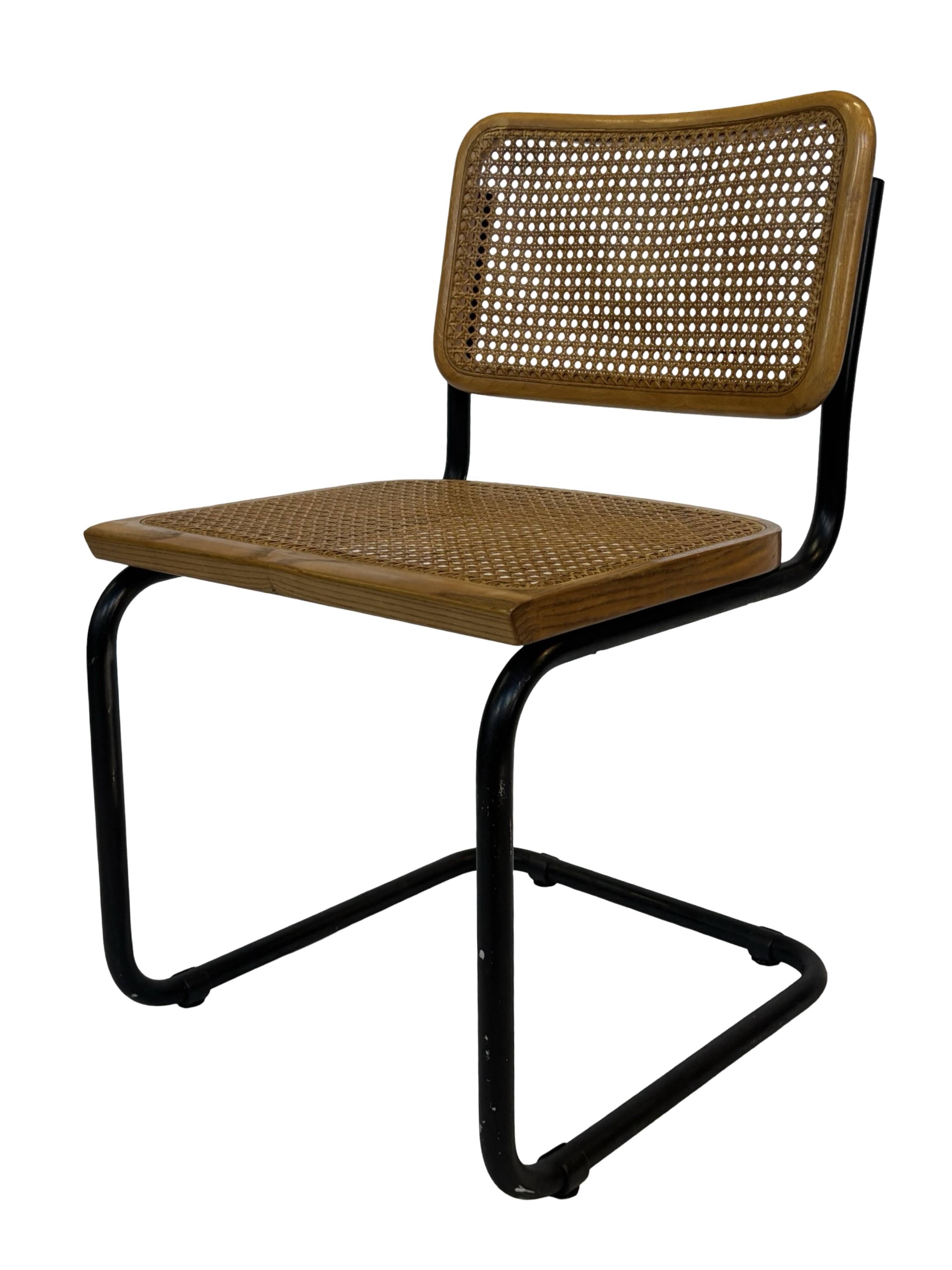 Ensemble de 4 chaises Cesca B32 conçues par Marcel Breuer, cadre noir.
