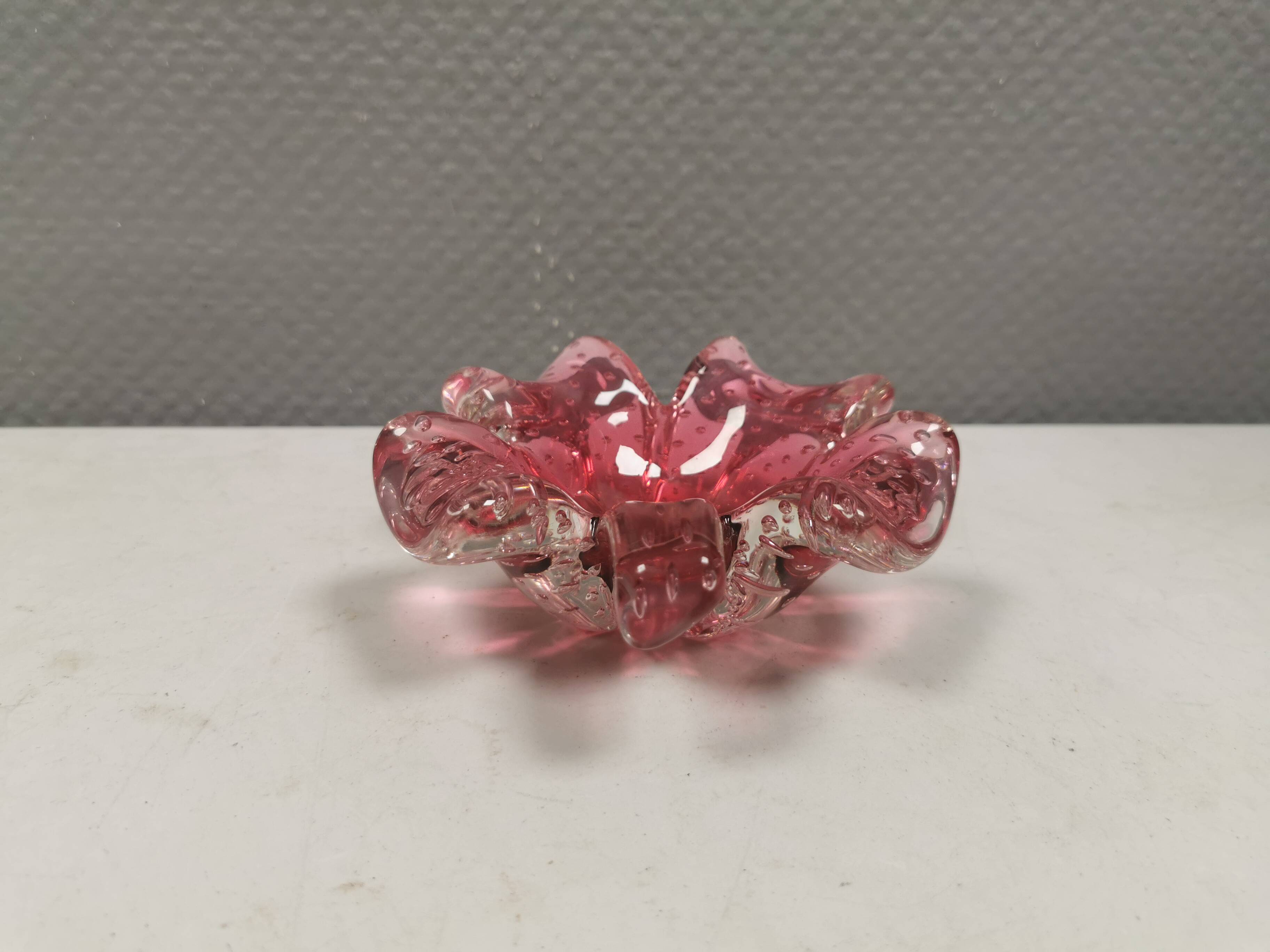 Stylish Murano glass bowl/ashtray in pink, shaped like a four-leaf clover.