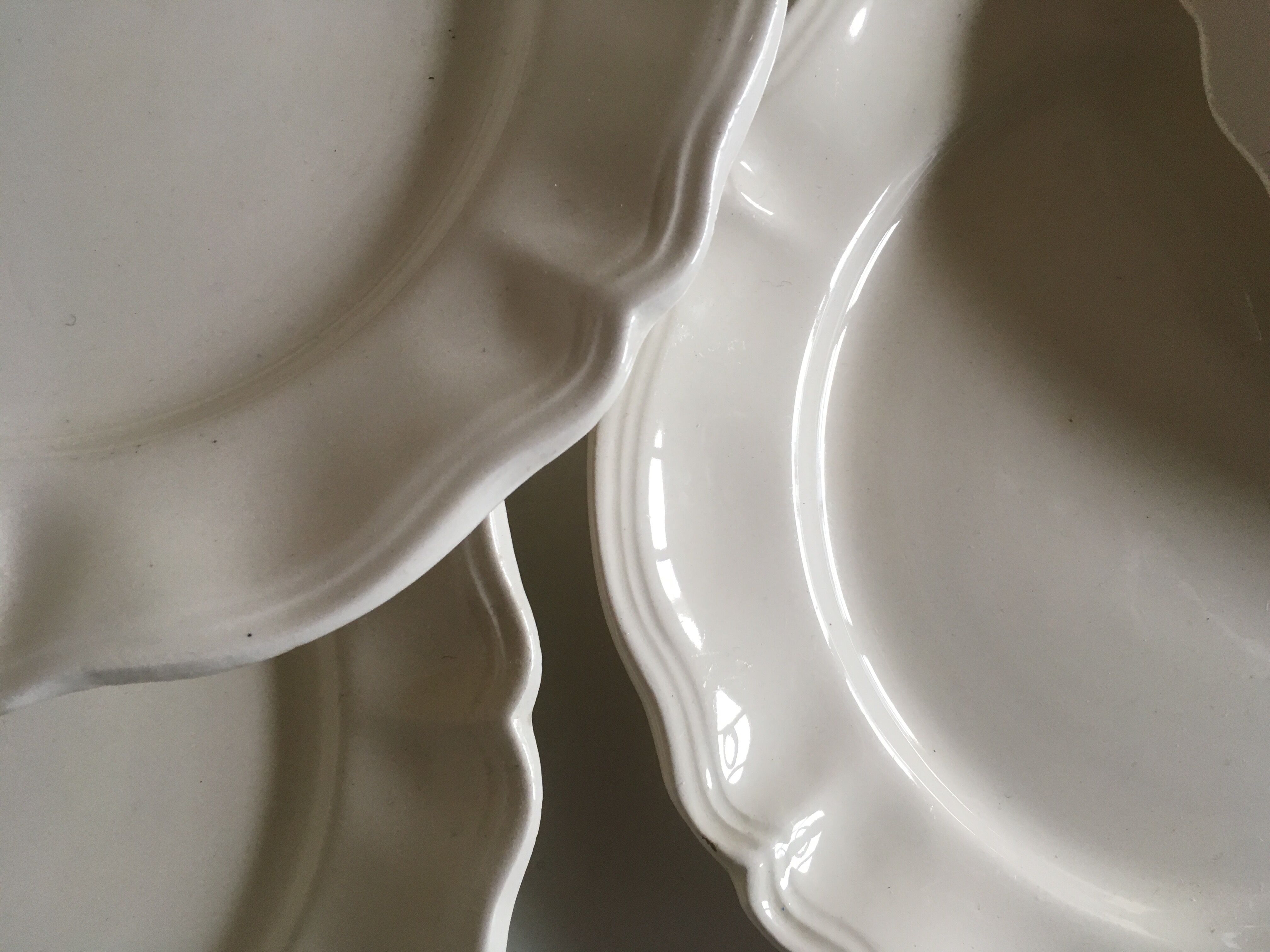 8 Sarreguemines ivory plates to gadroons 20cm