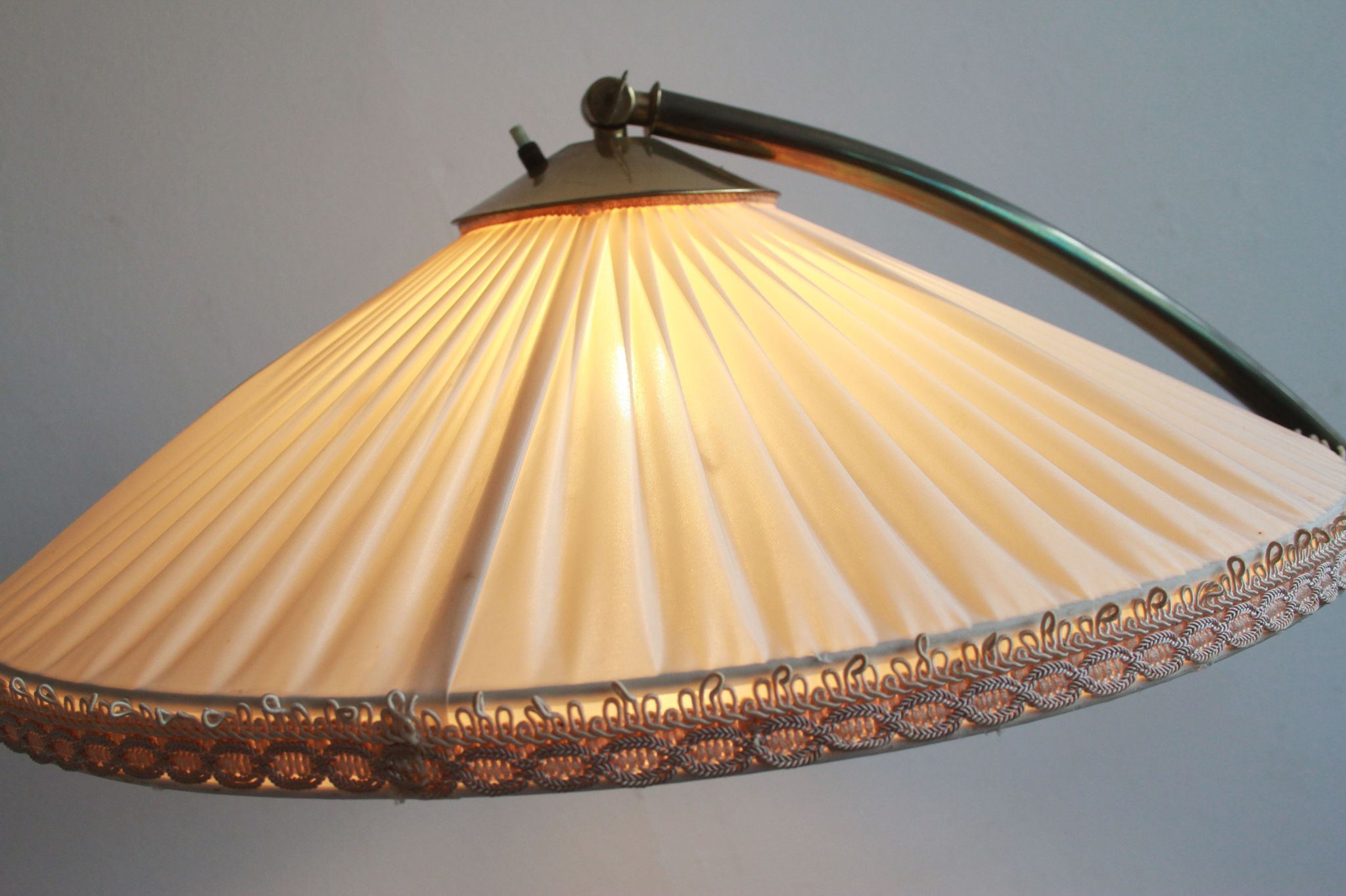 Lampadaire des années 1950 en laiton avec abat-jour plisée
