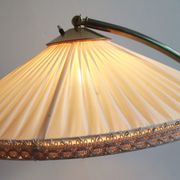 Lampadaire des années 1950 en laiton avec abat-jour plisée