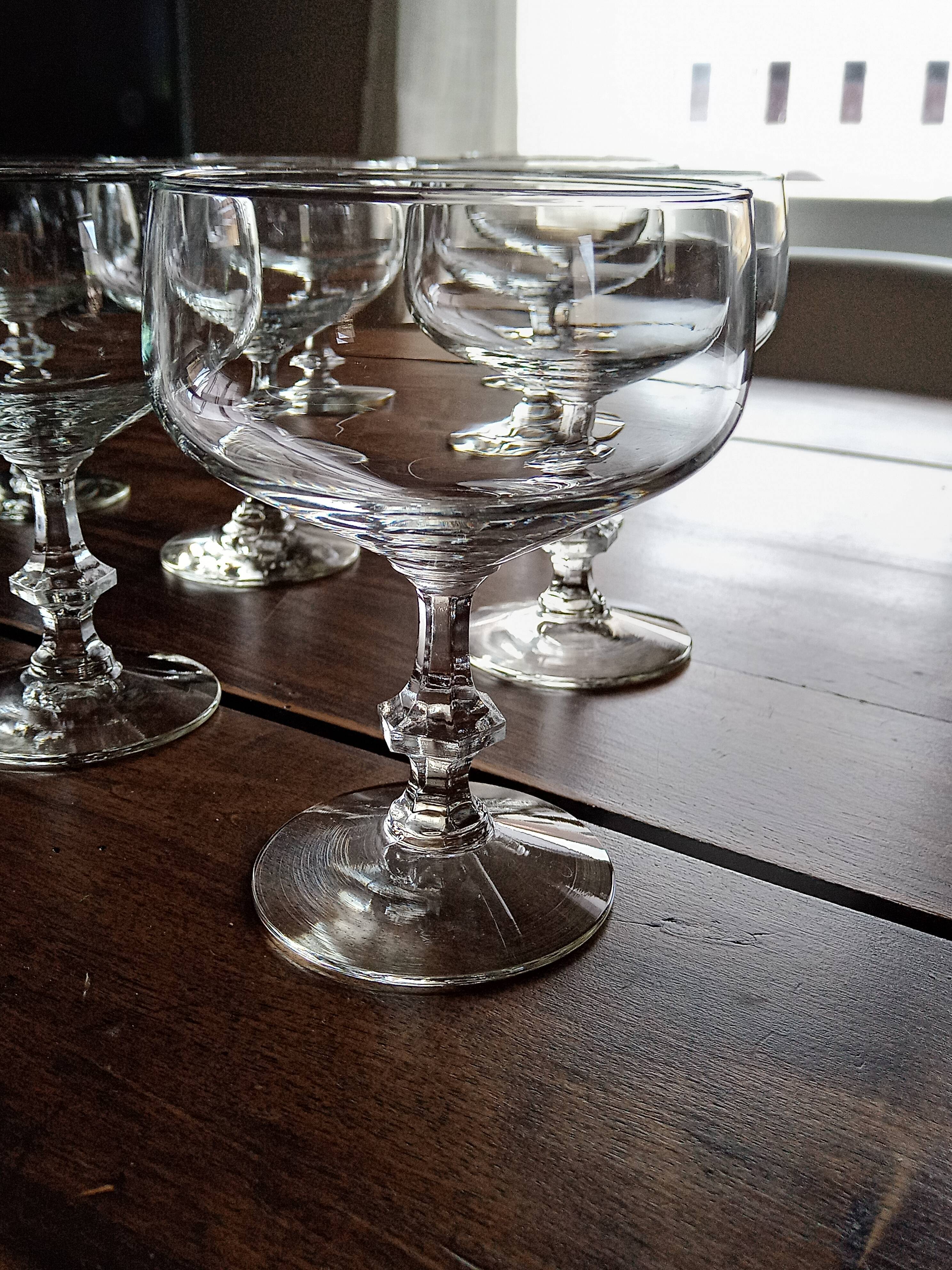 Lot de 10 coupes à champagne vintage en verre pied ciselé